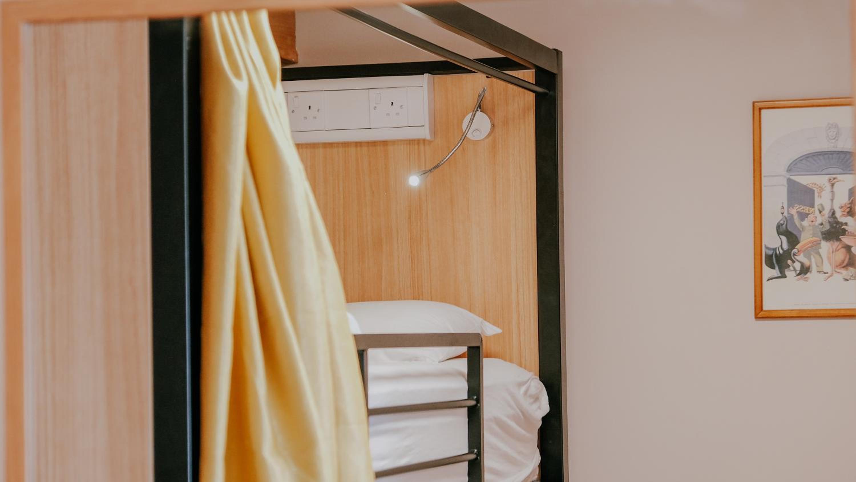 Bed in 6-Bed Mixed Dormitory Room with Shared Bathroom photo 3