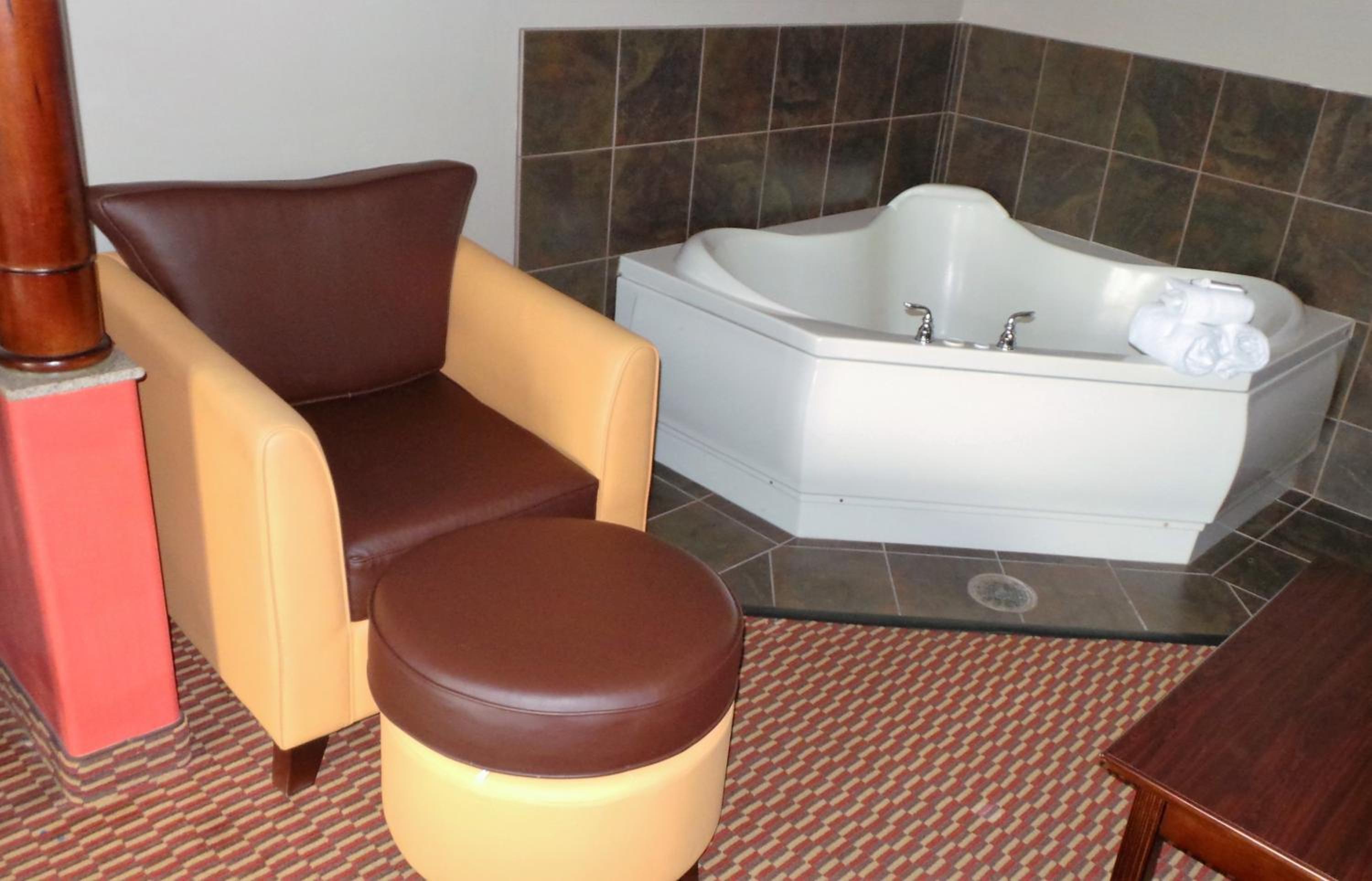 Suite King with Spa Bath Non-Smoking - Photo 2