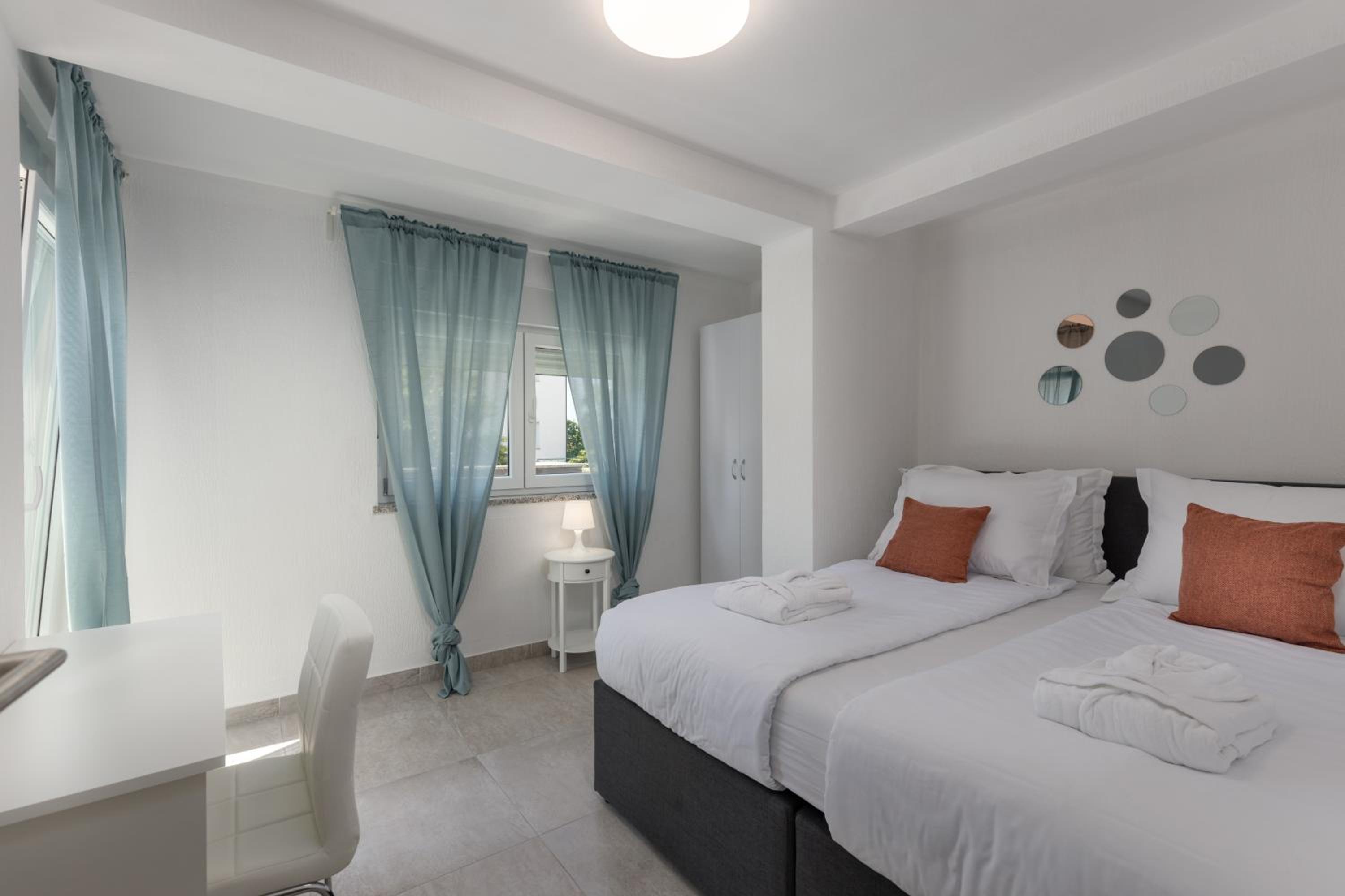 Deluxe One-Bedroom Apartment