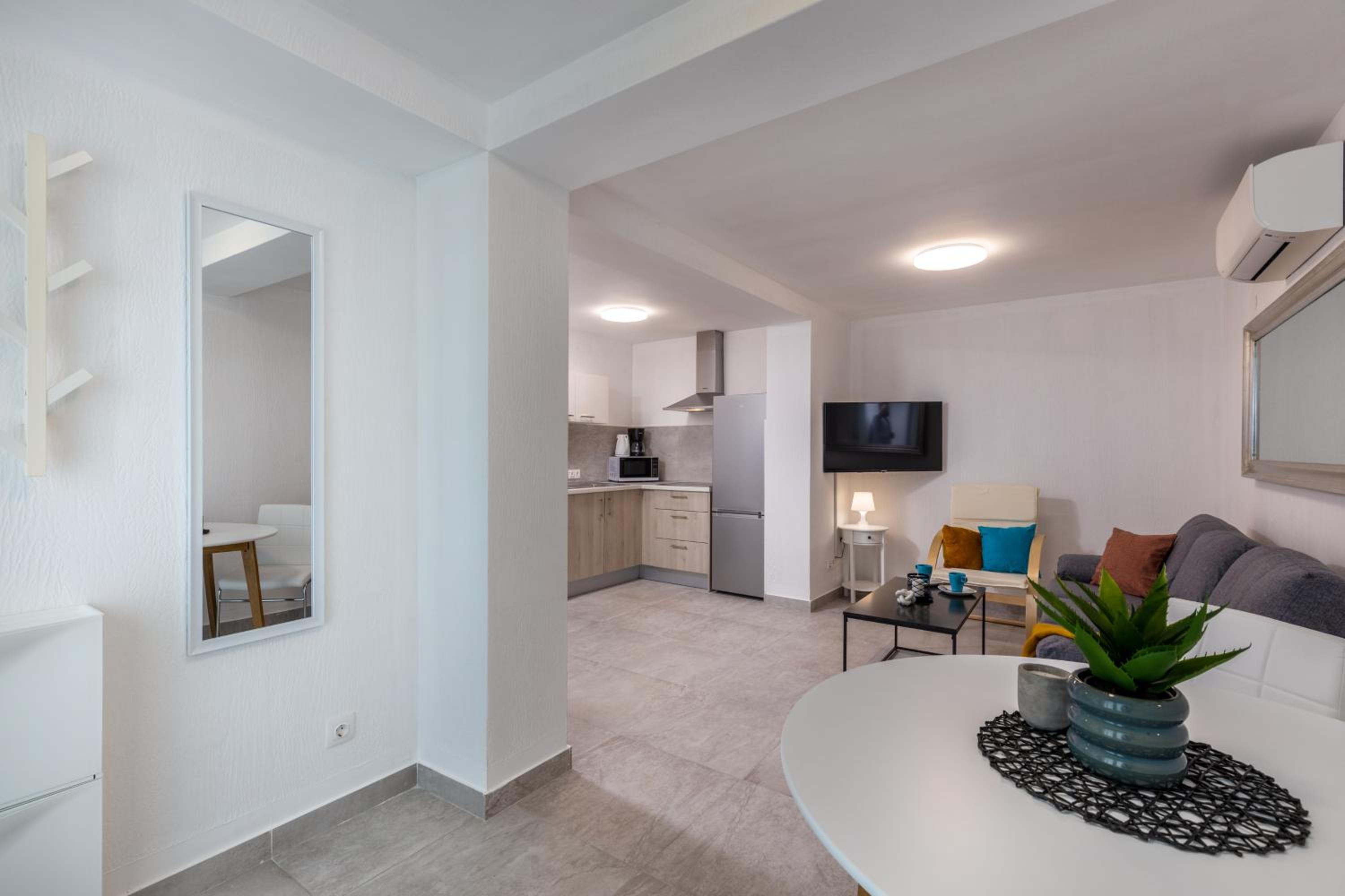 One-Bedroom Apartment - Photo 4