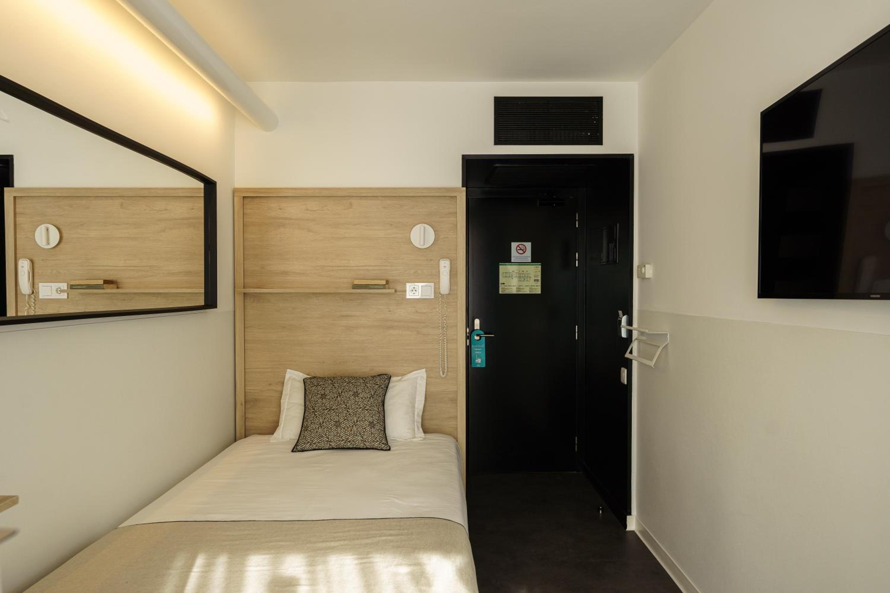 Single Room thumbnail 6