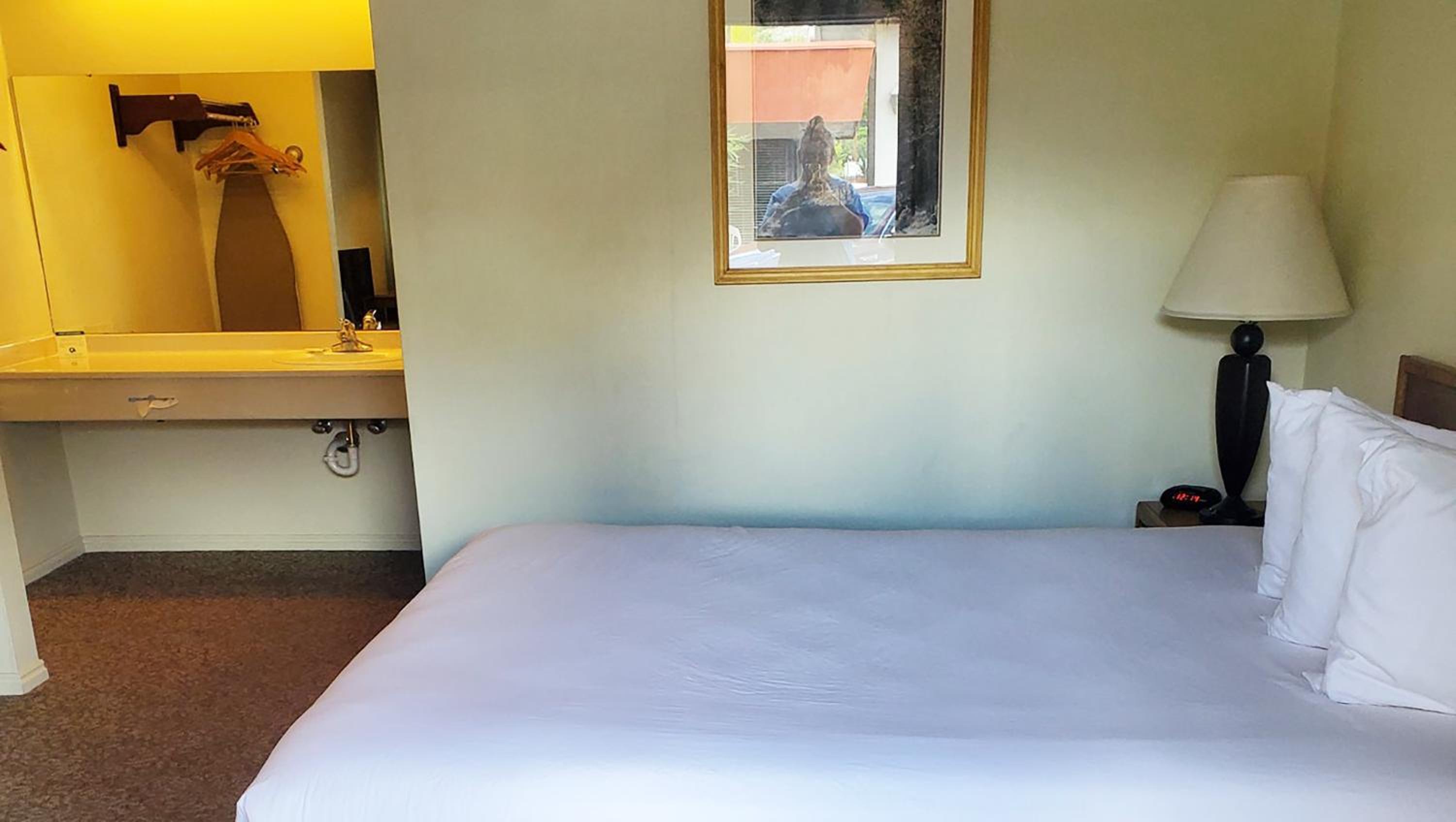 Queen Room photo 2