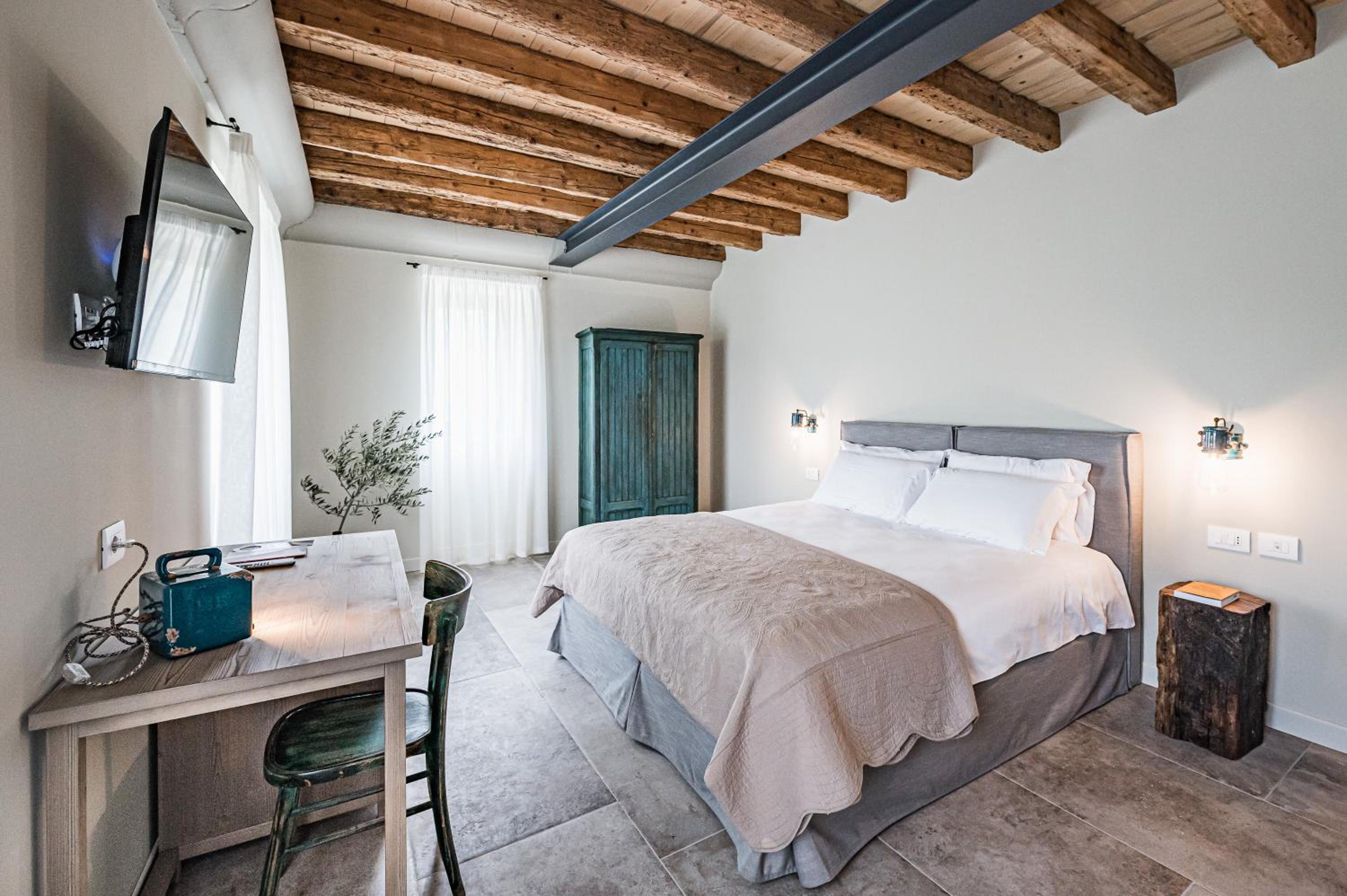 Large Double Room photo 3
