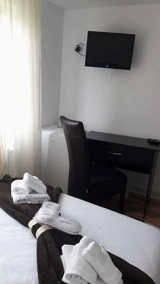 Double Room with Private Bathroom - Photo 6