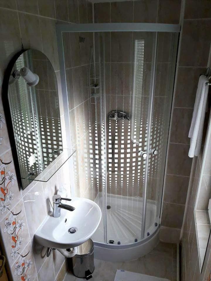 Double Room with Private Bathroom - Photo 5