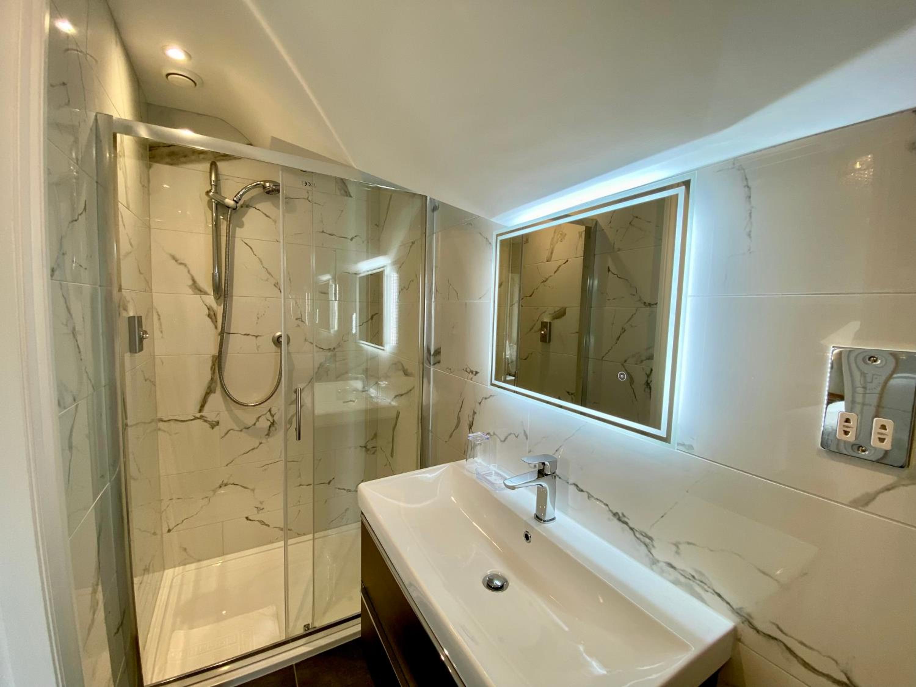 Economy King Room with Shower  photo 3