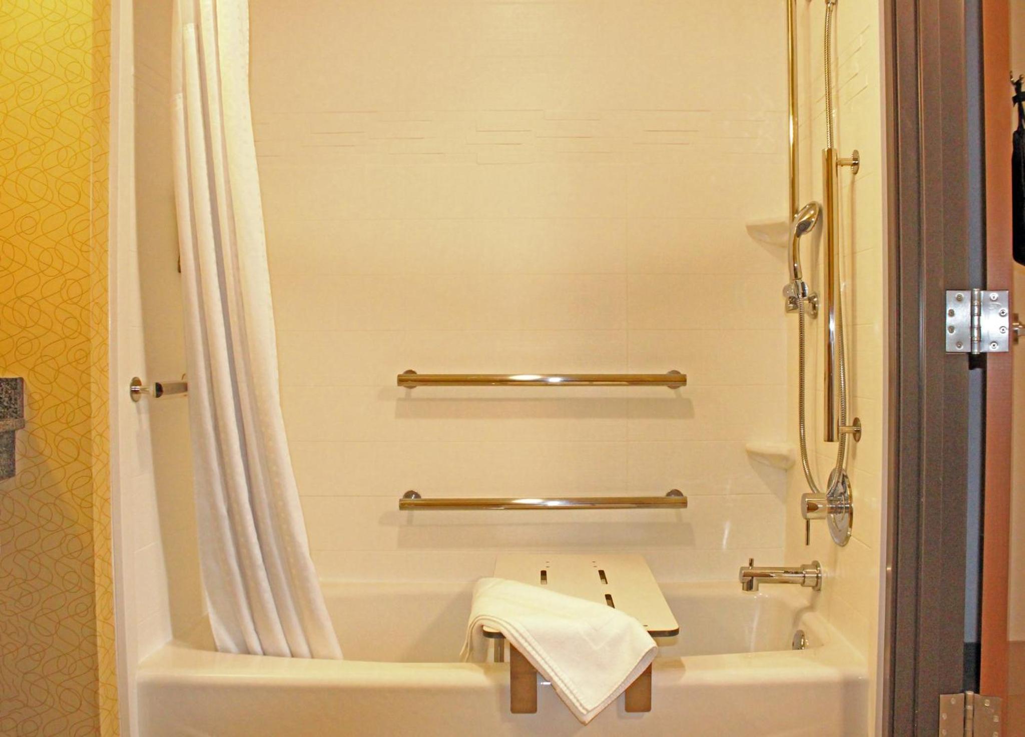 One-Bedroom Suite with Tub - Mobility Accessible photo 3