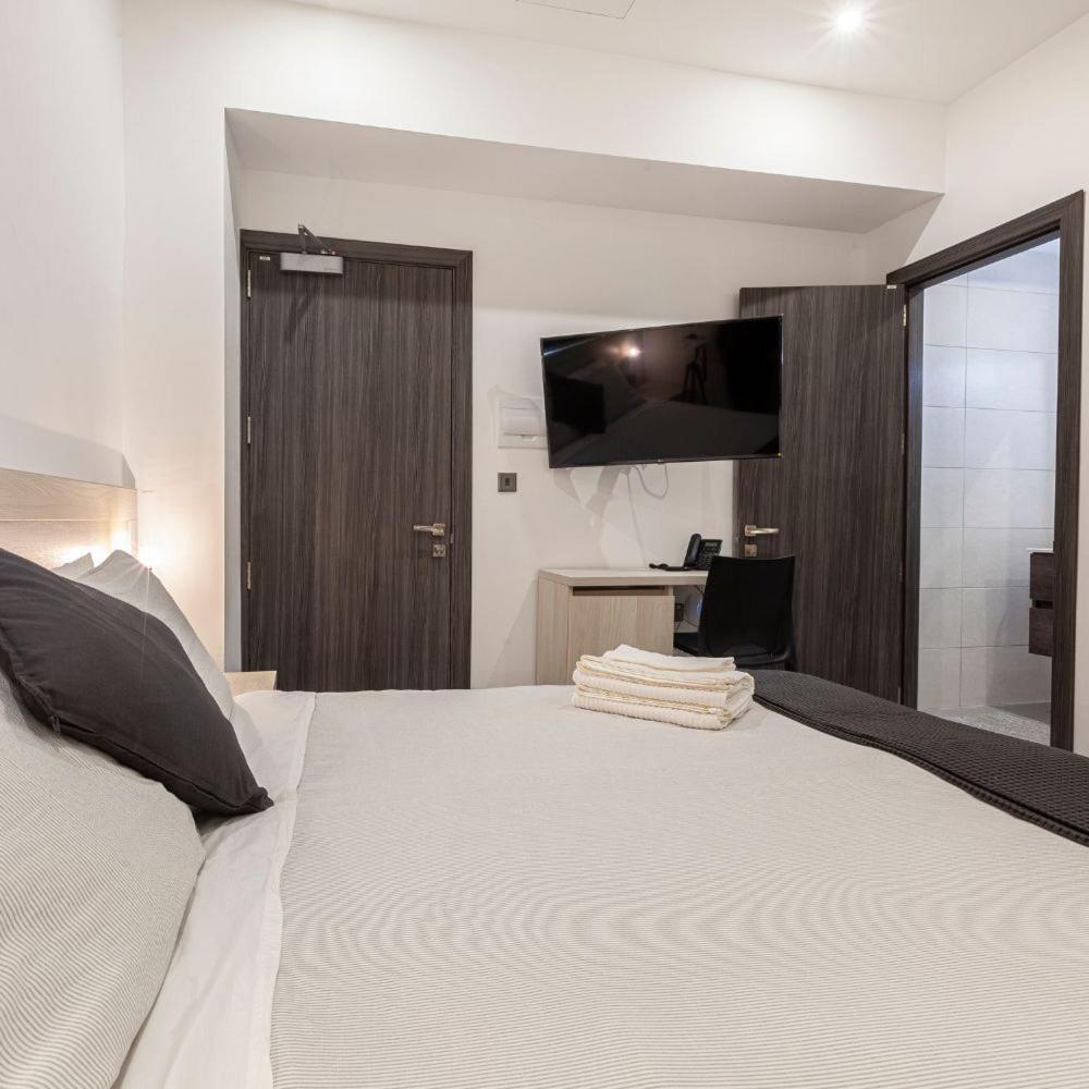 Double or Twin Room photo 3