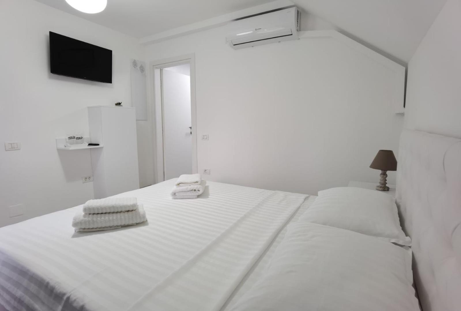 Deluxe Double Room with Shower - Photo 8
