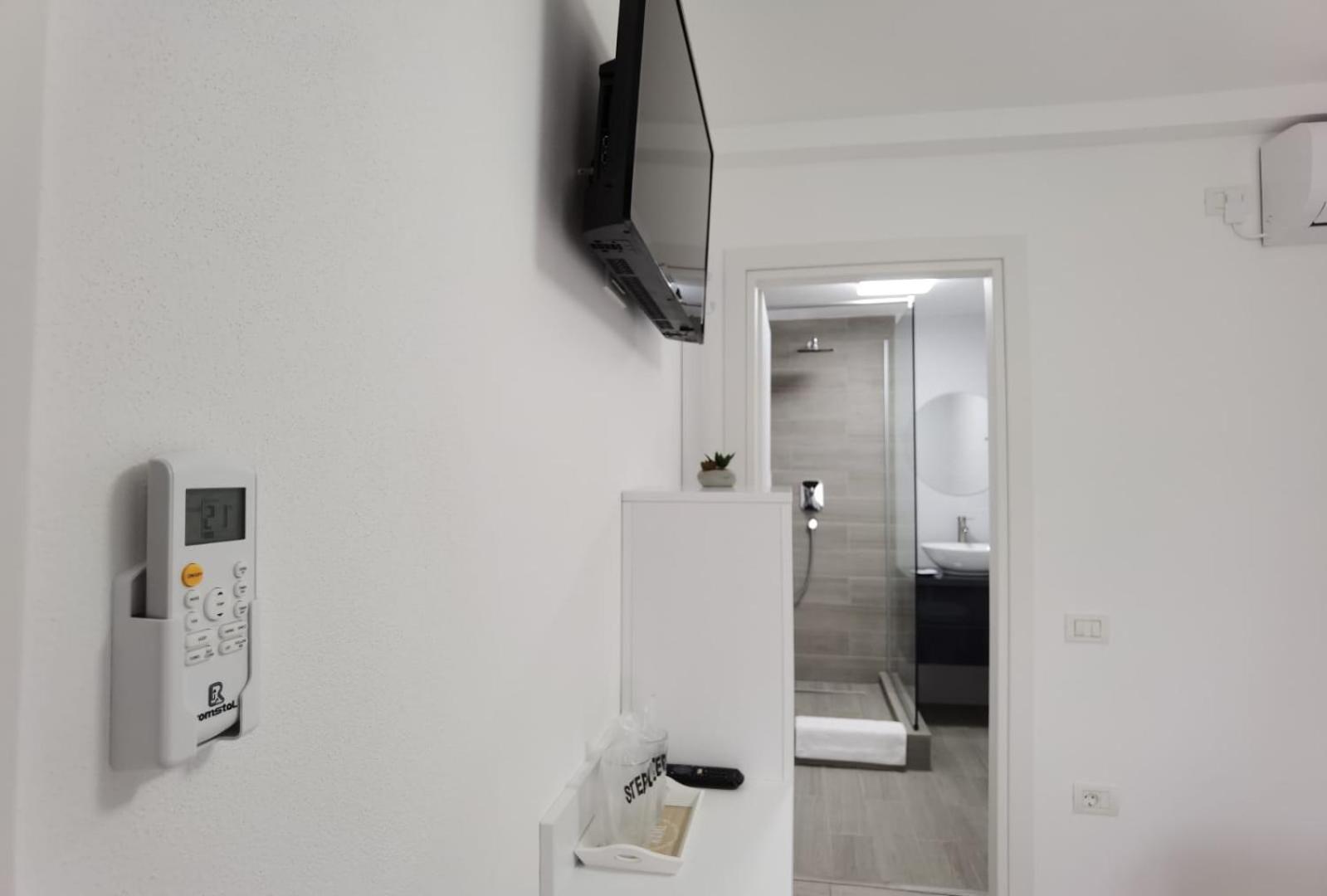 Deluxe Double Room with Shower - Photo 7