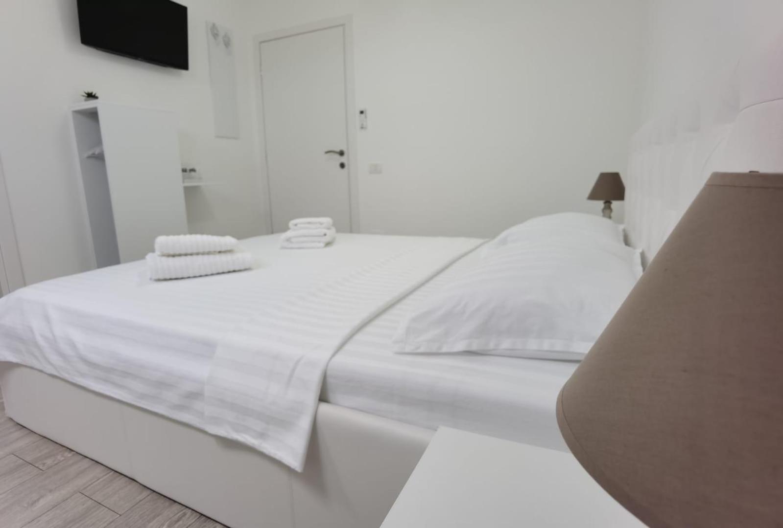 Deluxe Double Room with Shower - Photo 3