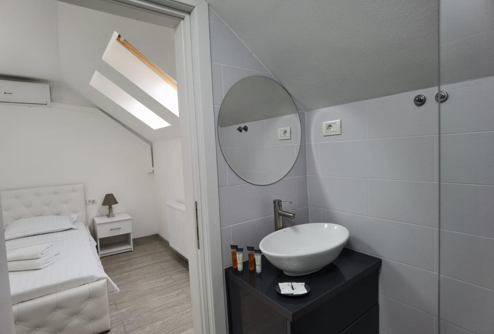 Deluxe Double Room with Shower - Photo 2