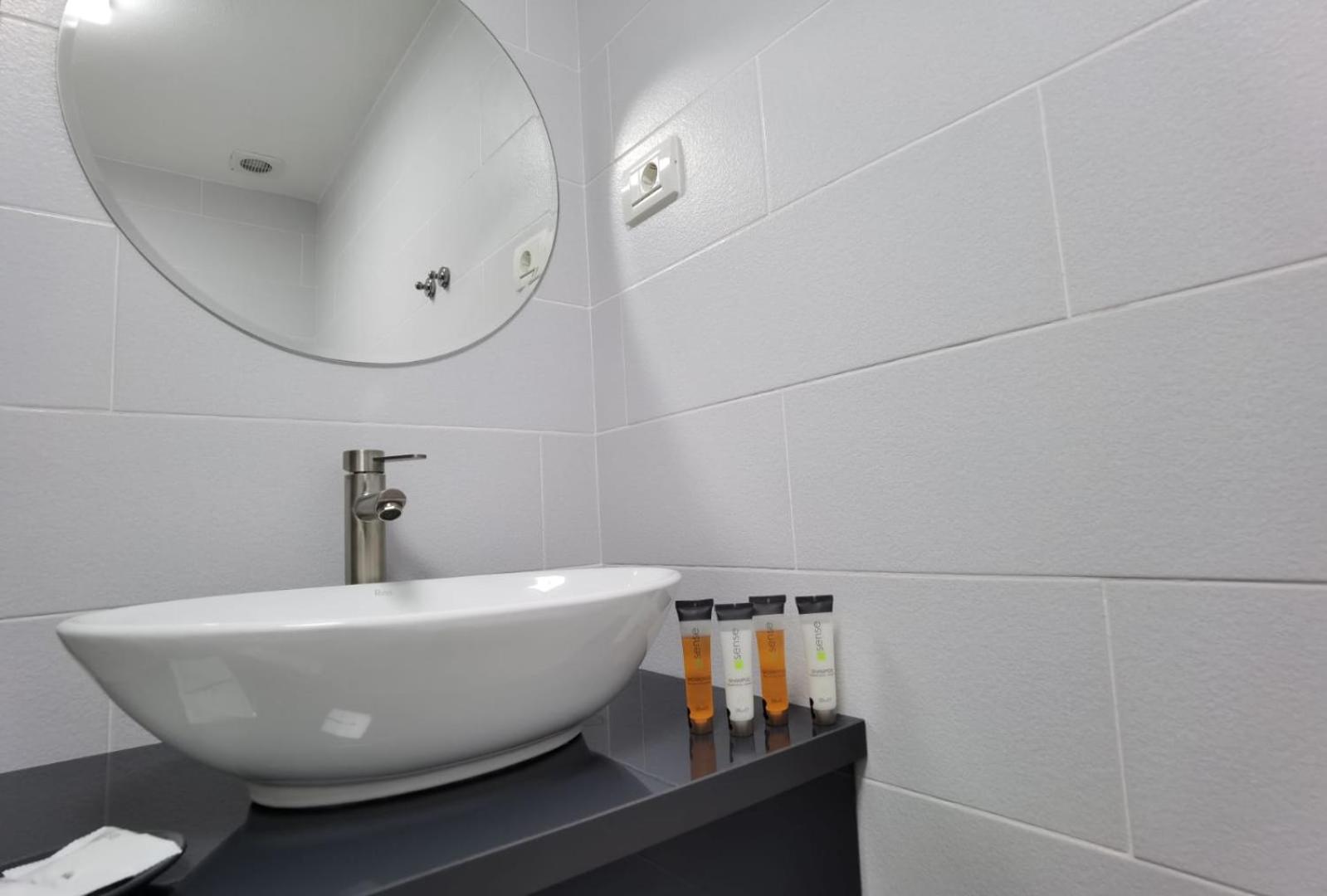 Deluxe Double Room with Shower - Photo 11