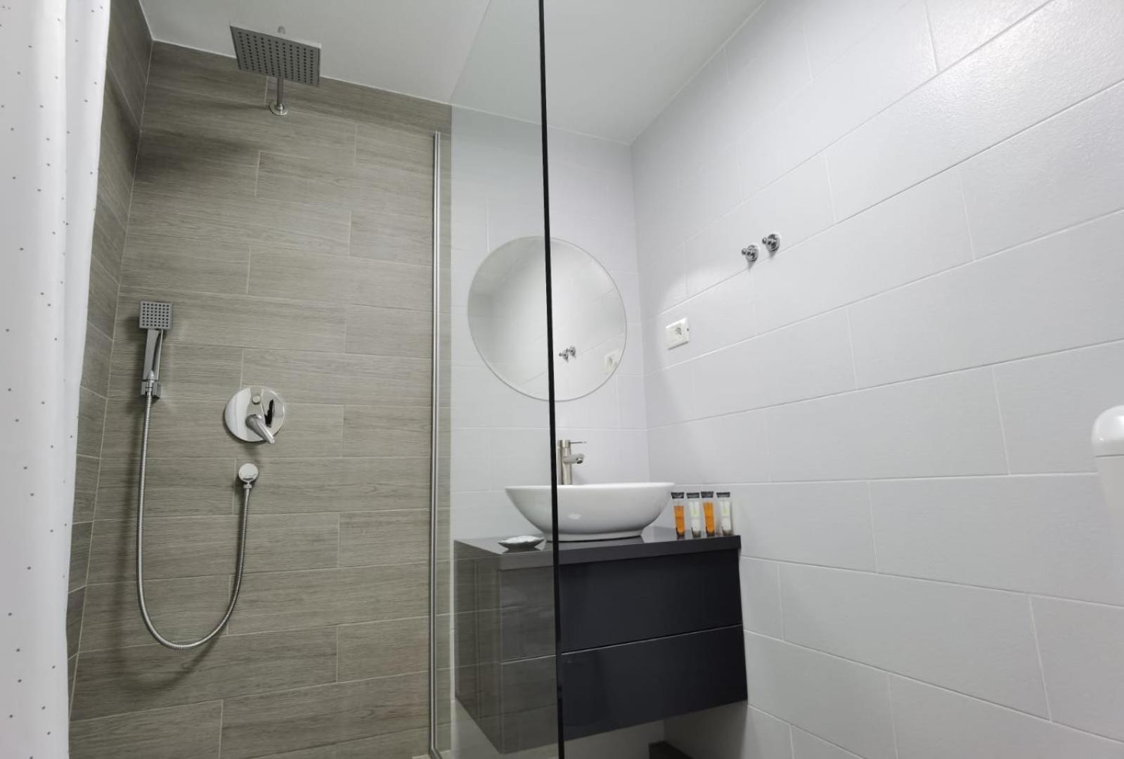 Deluxe Double Room with Shower - Photo 10