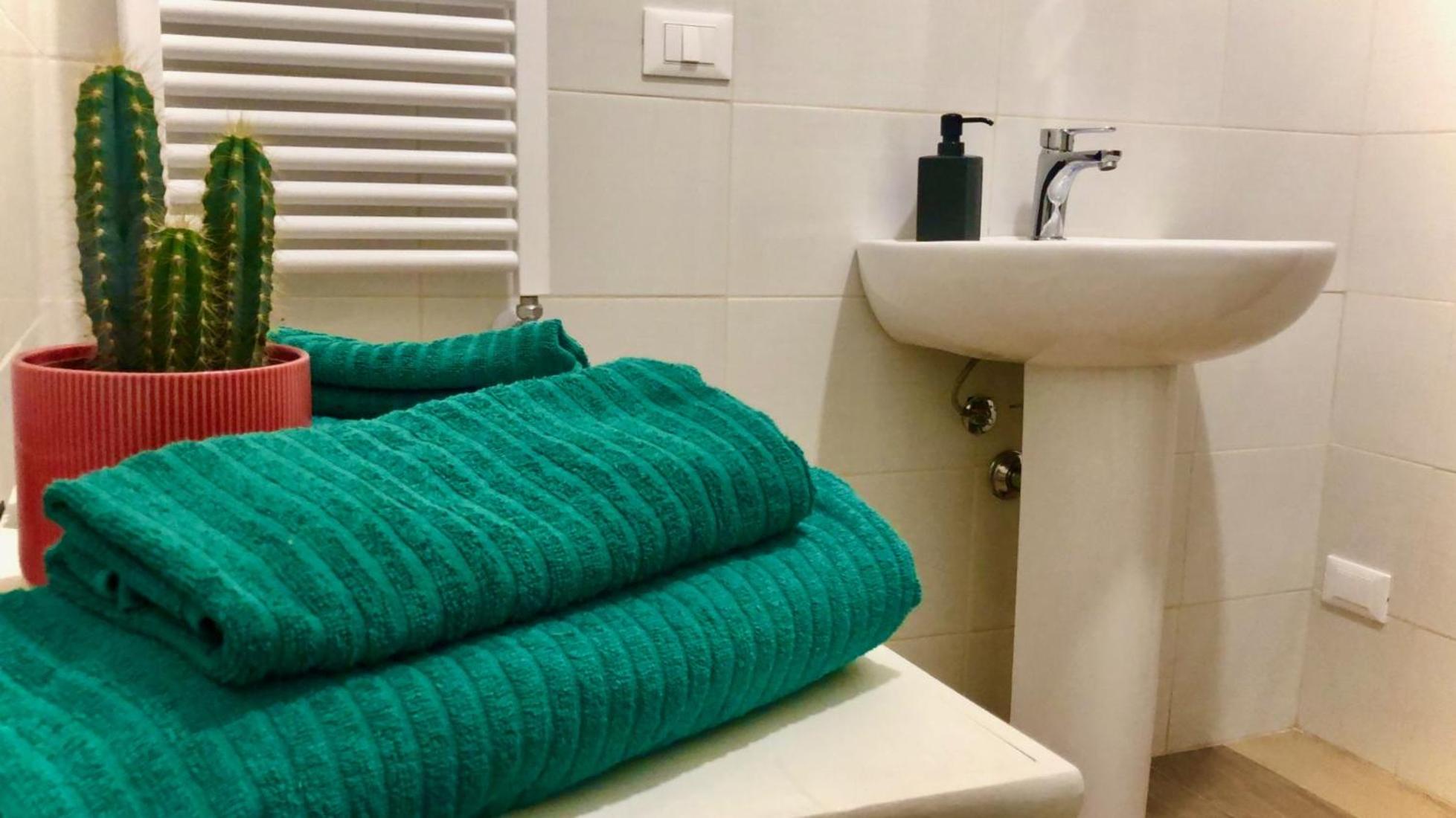 Deluxe Double Room with Balcony - Photo 4