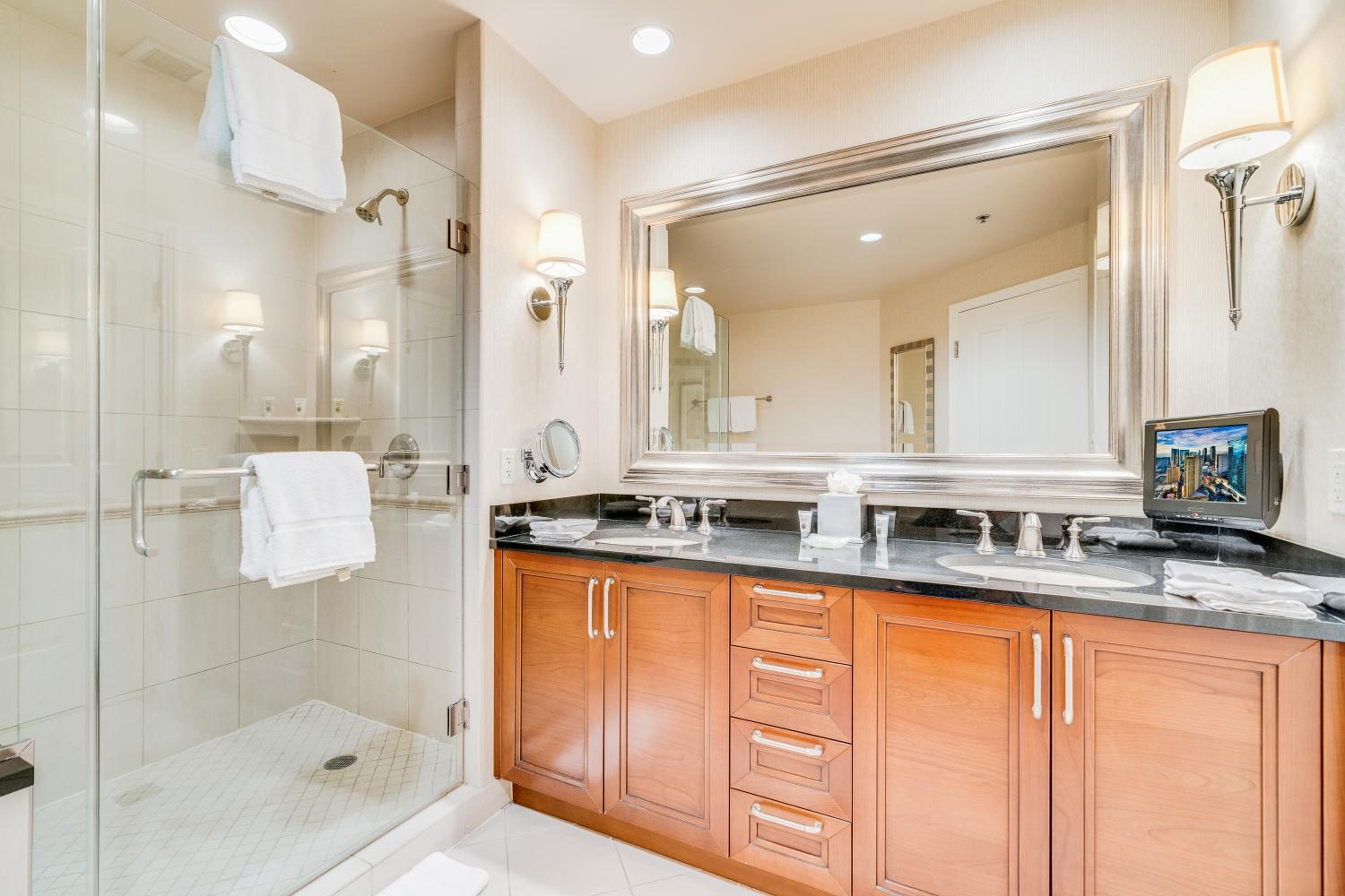 Elite Deluxe Studio with Jetted Tub - Photo 27