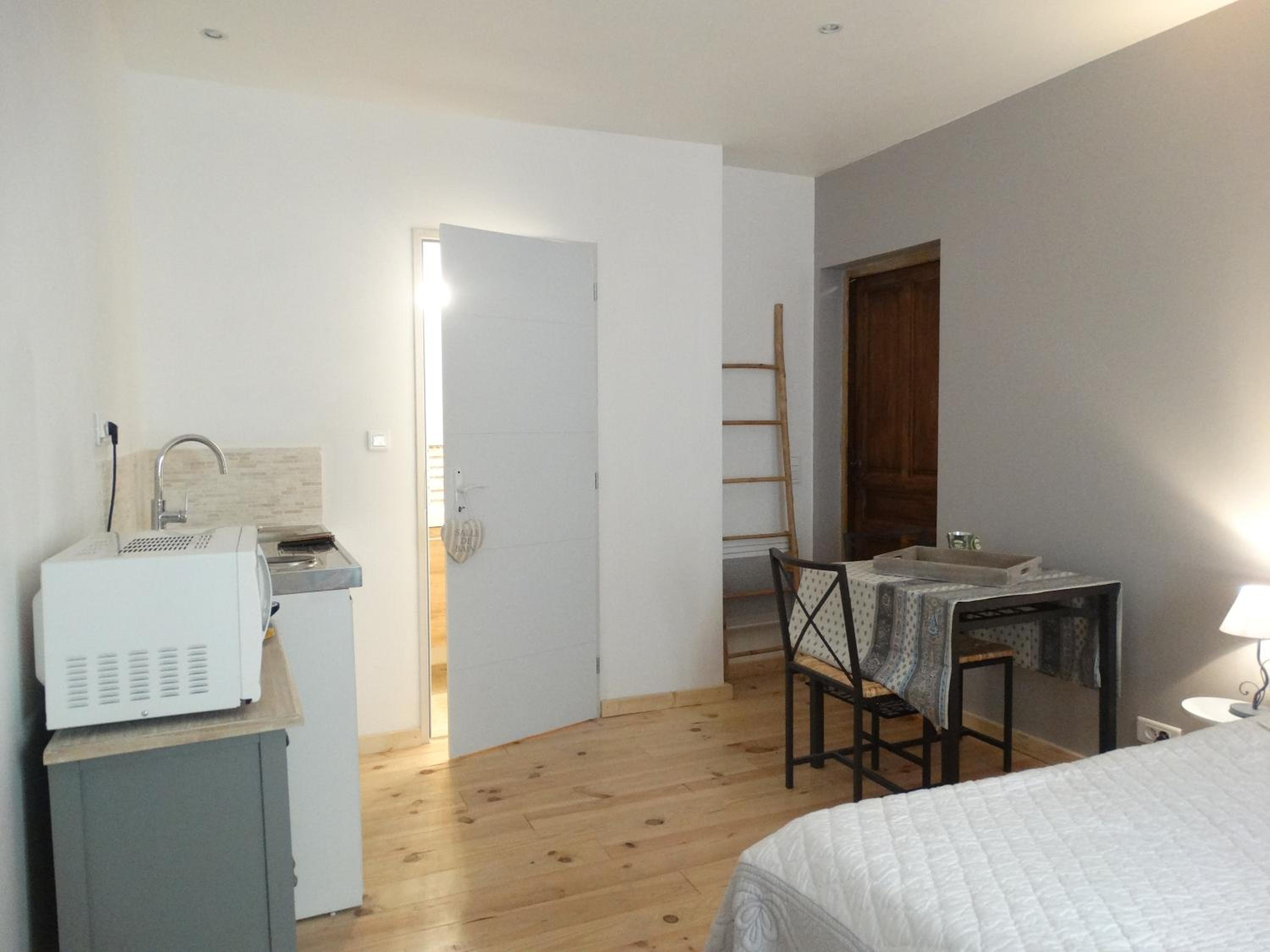 Double Room with Private Bathroom - Photo 3