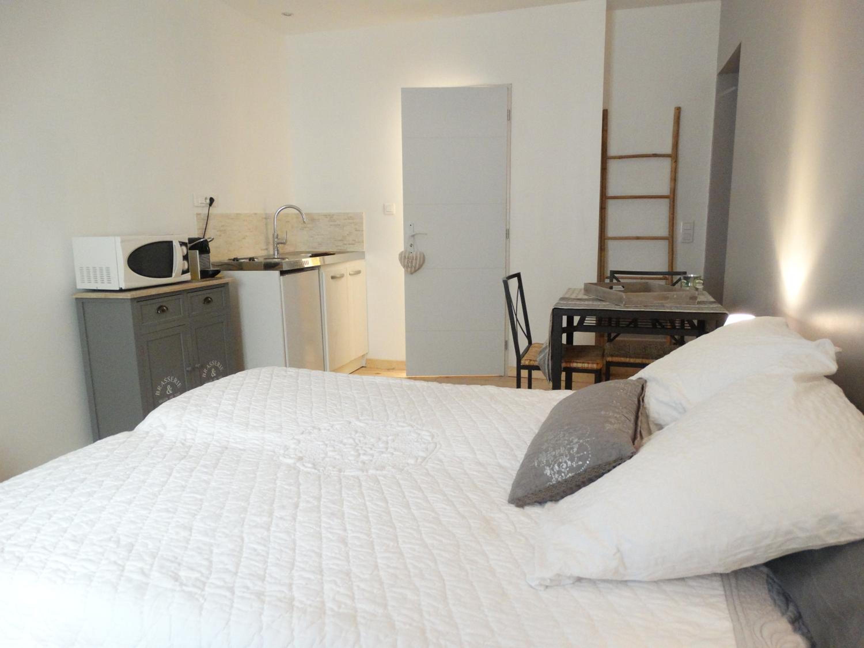 Double Room with Private Bathroom - Photo 2