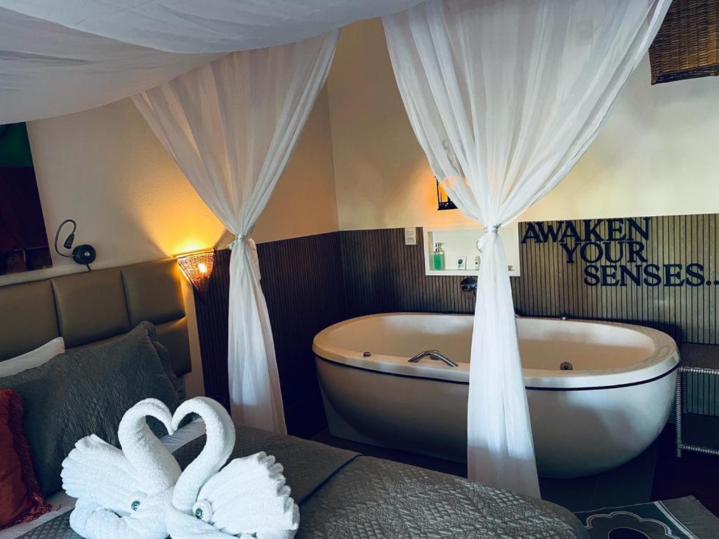 Deluxe Double Room with Bath photo 3