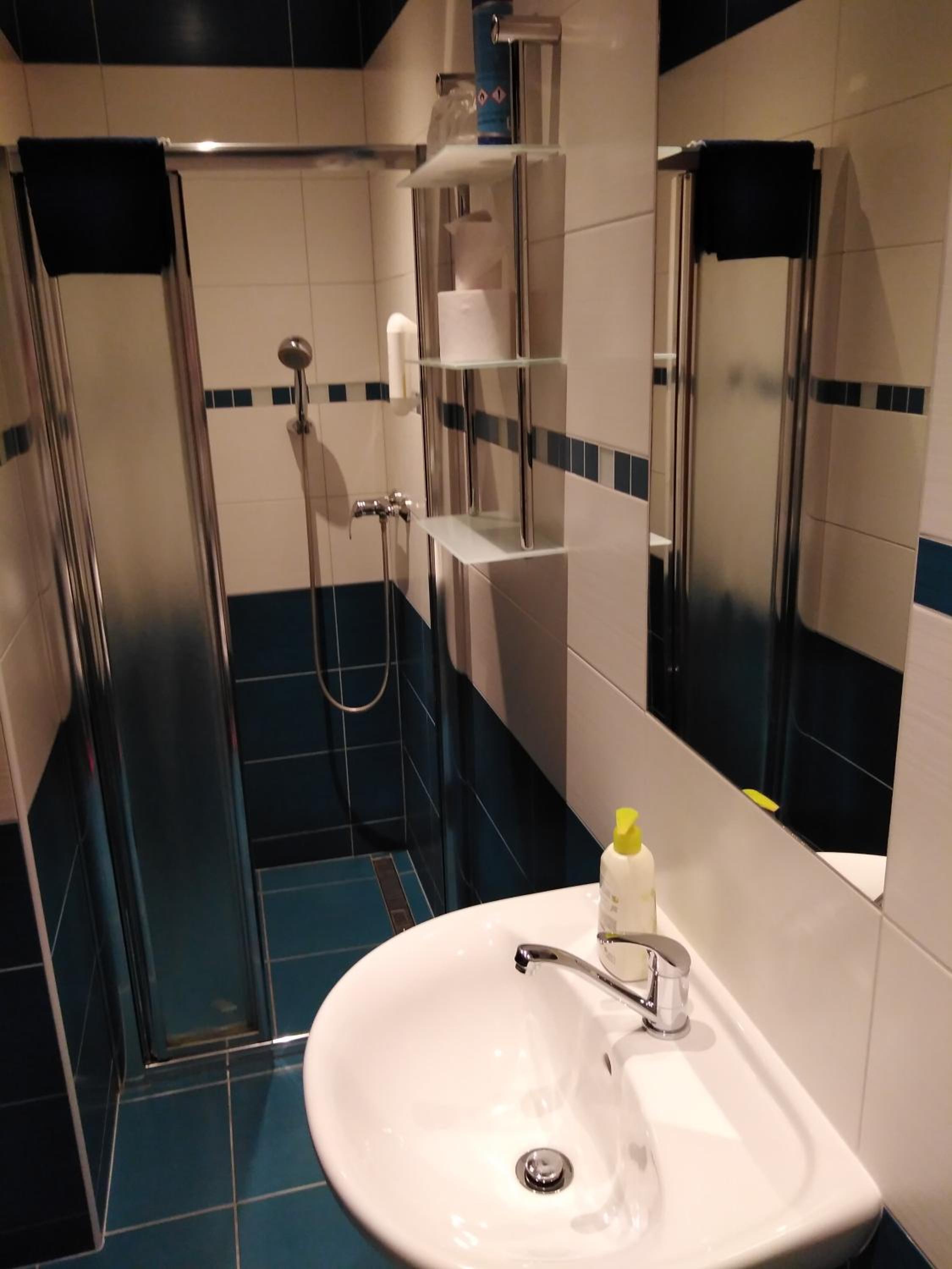 Twin Room with Private Bathroom photo 2