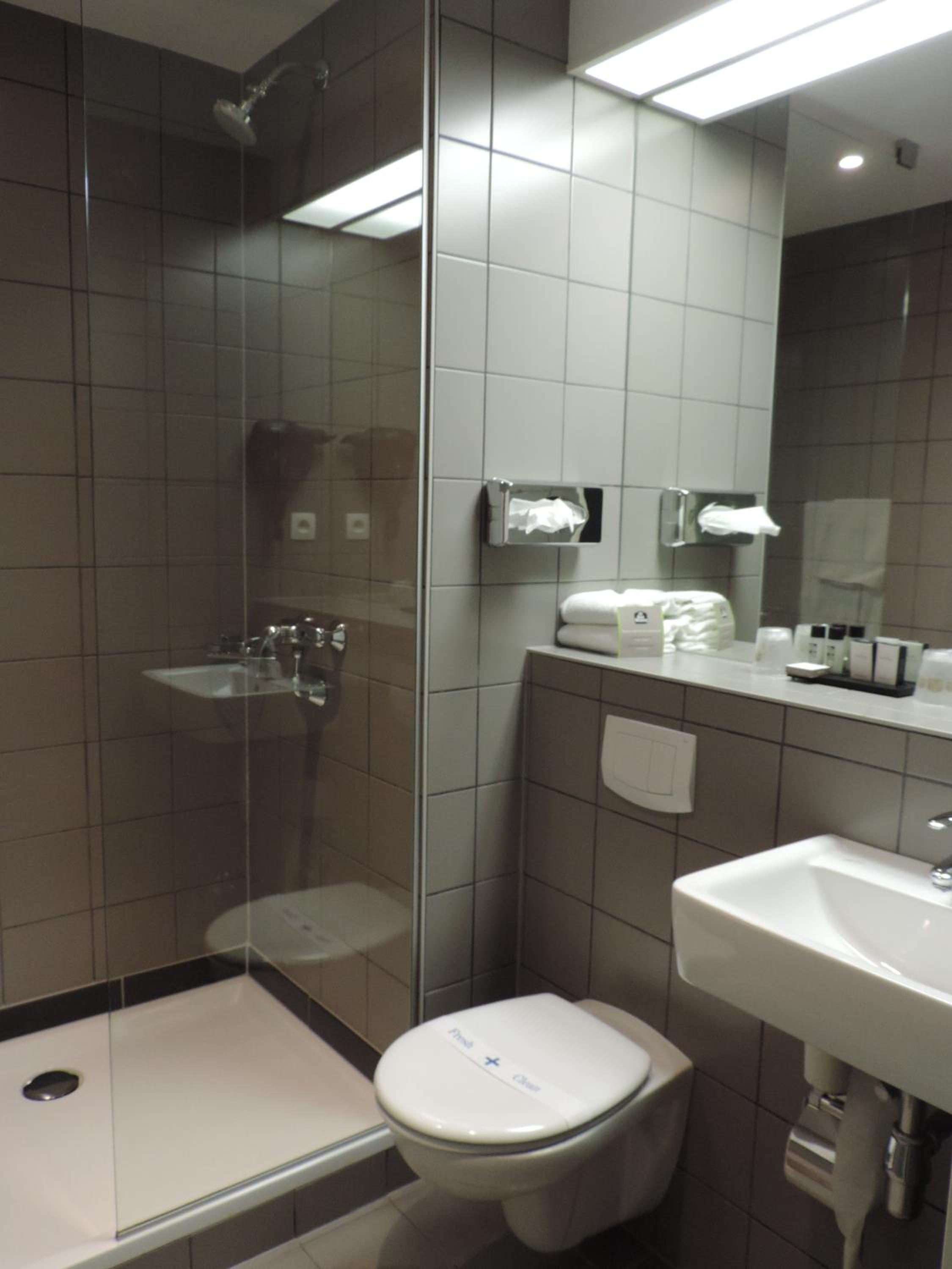 Standard Twin Room - Photo 4
