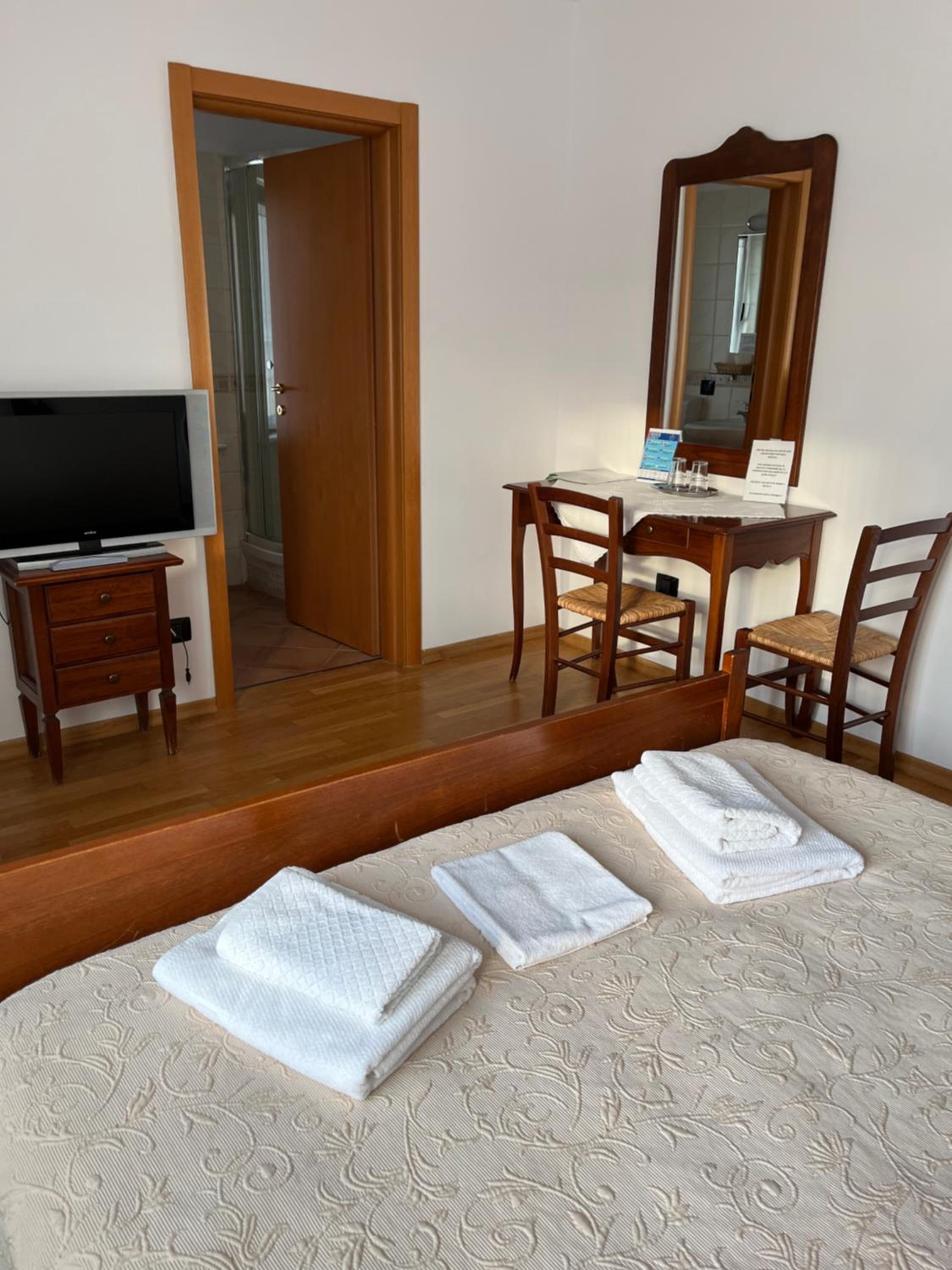 Double Room - Photo 6