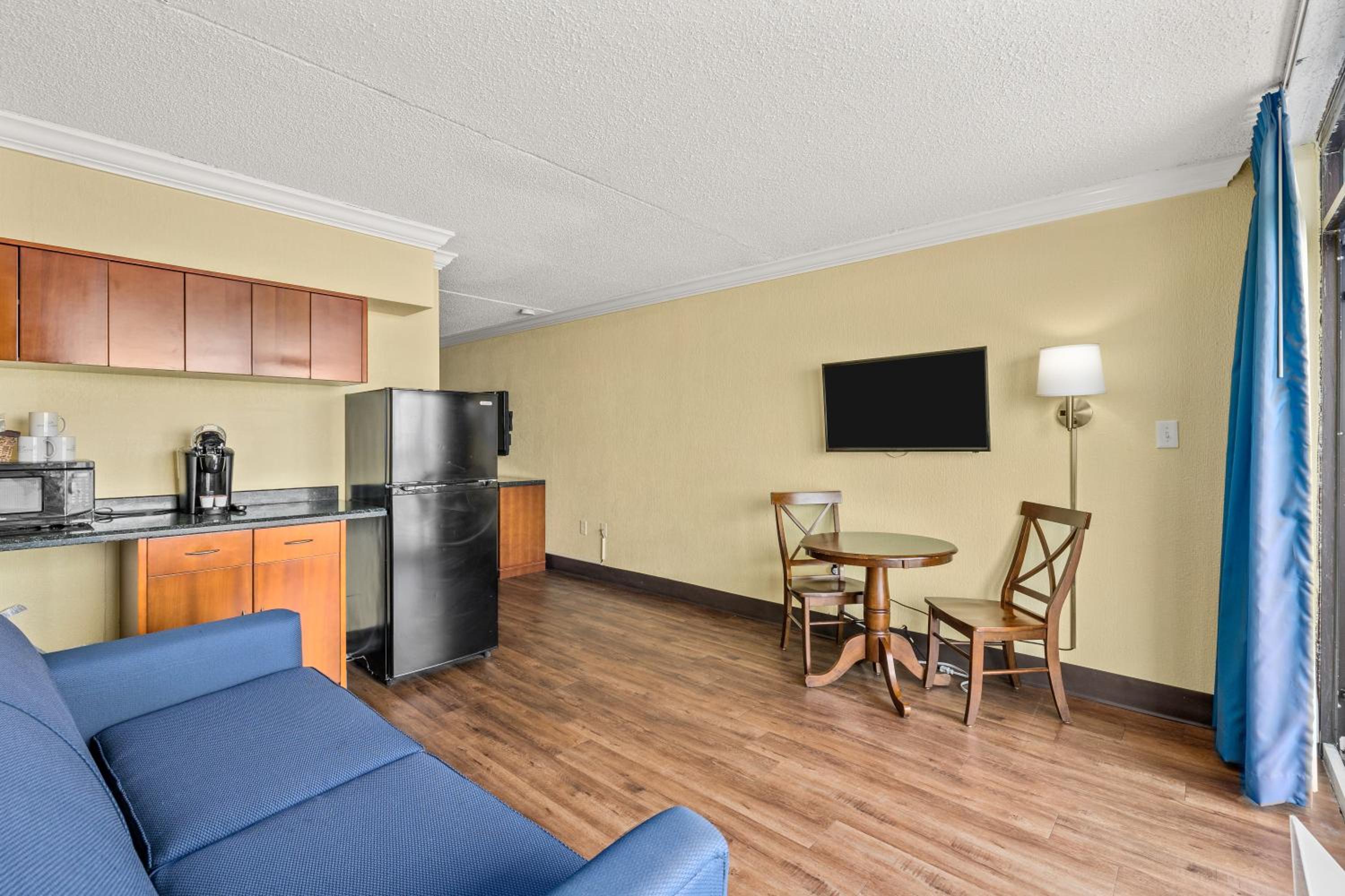 Deluxe Room with Two Queen Beds - Oceanfront - Photo 3