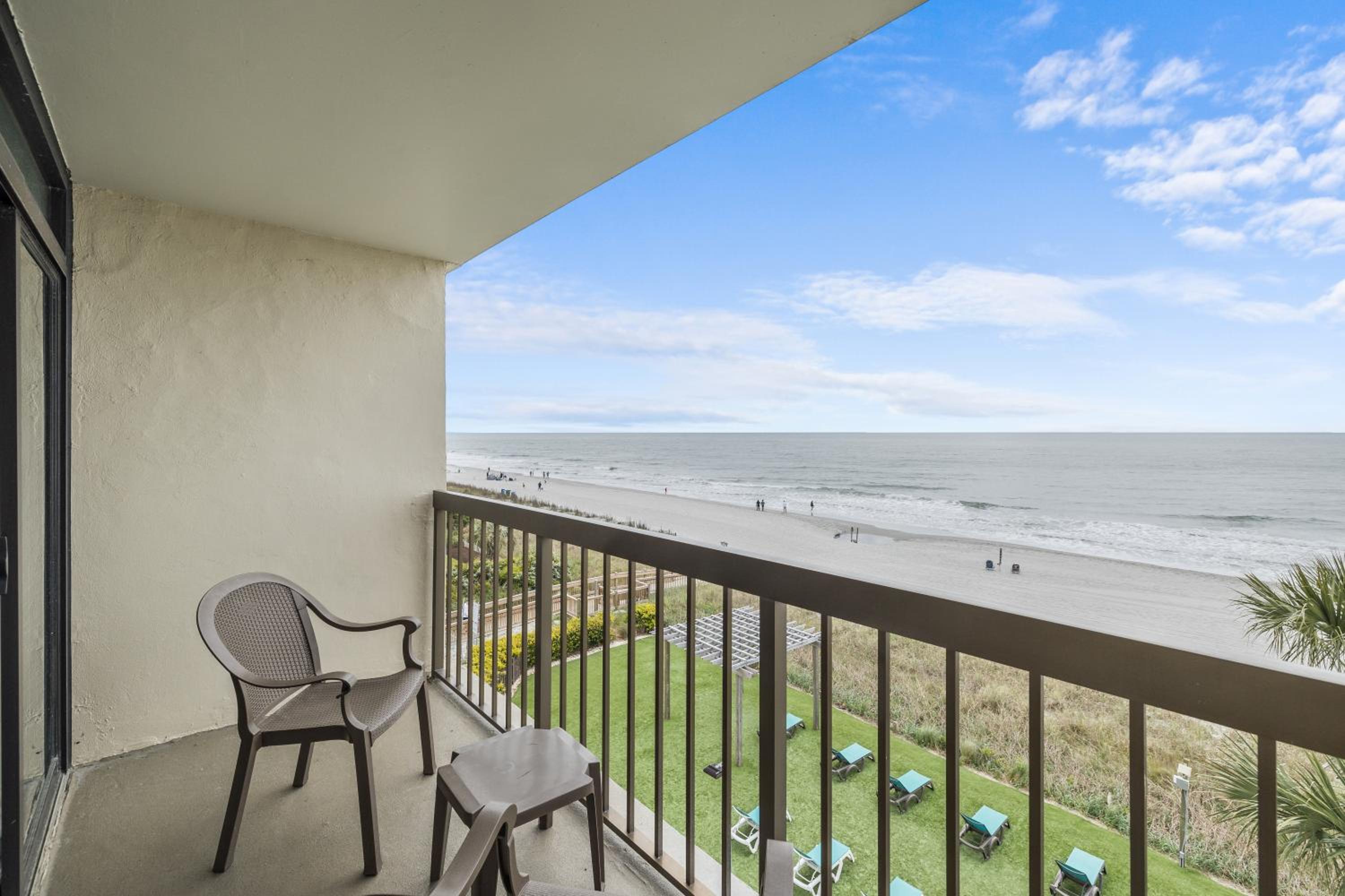Deluxe Room with Two Queen Beds - Oceanfront - Photo 5