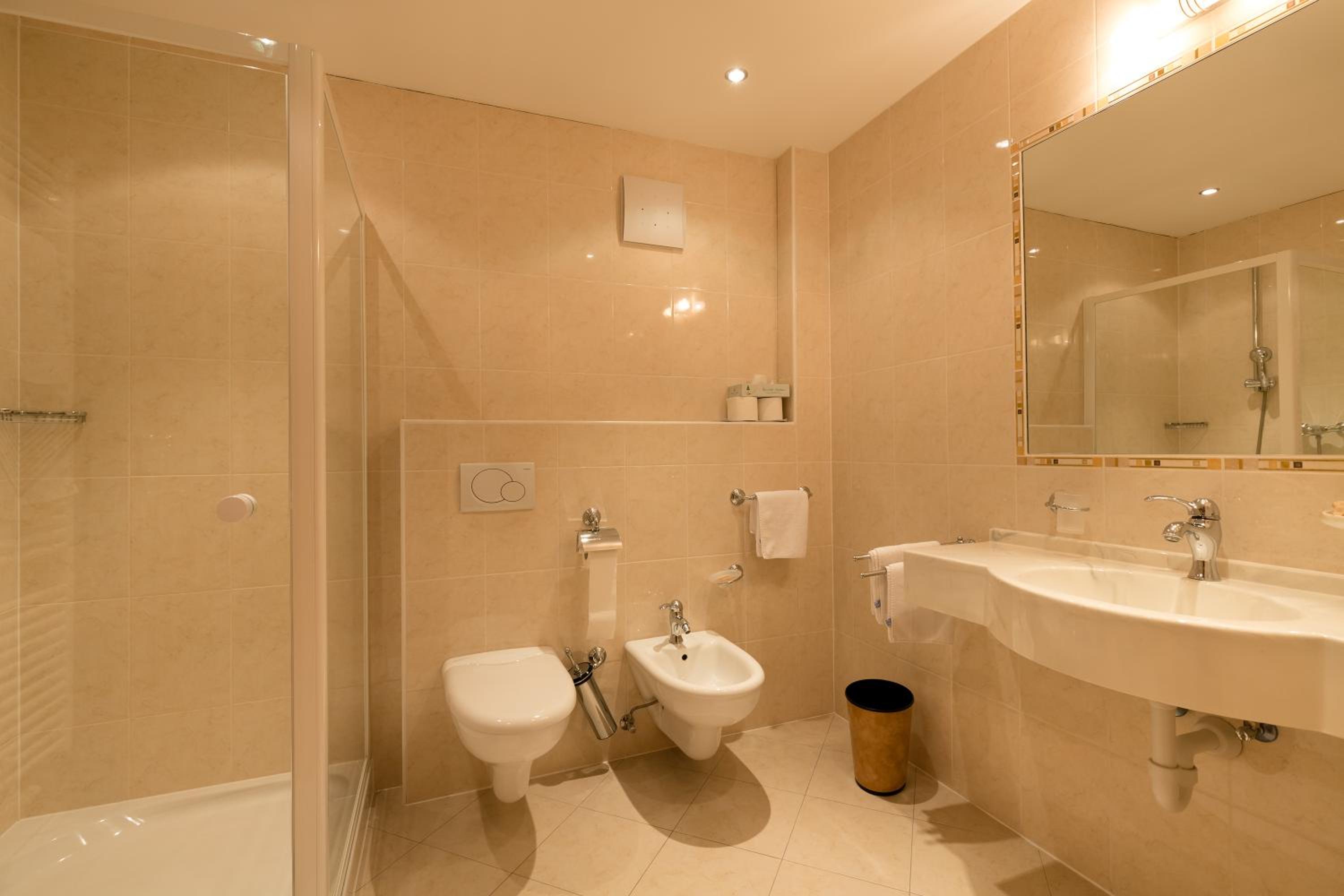 Suite with Balcony - Photo 3