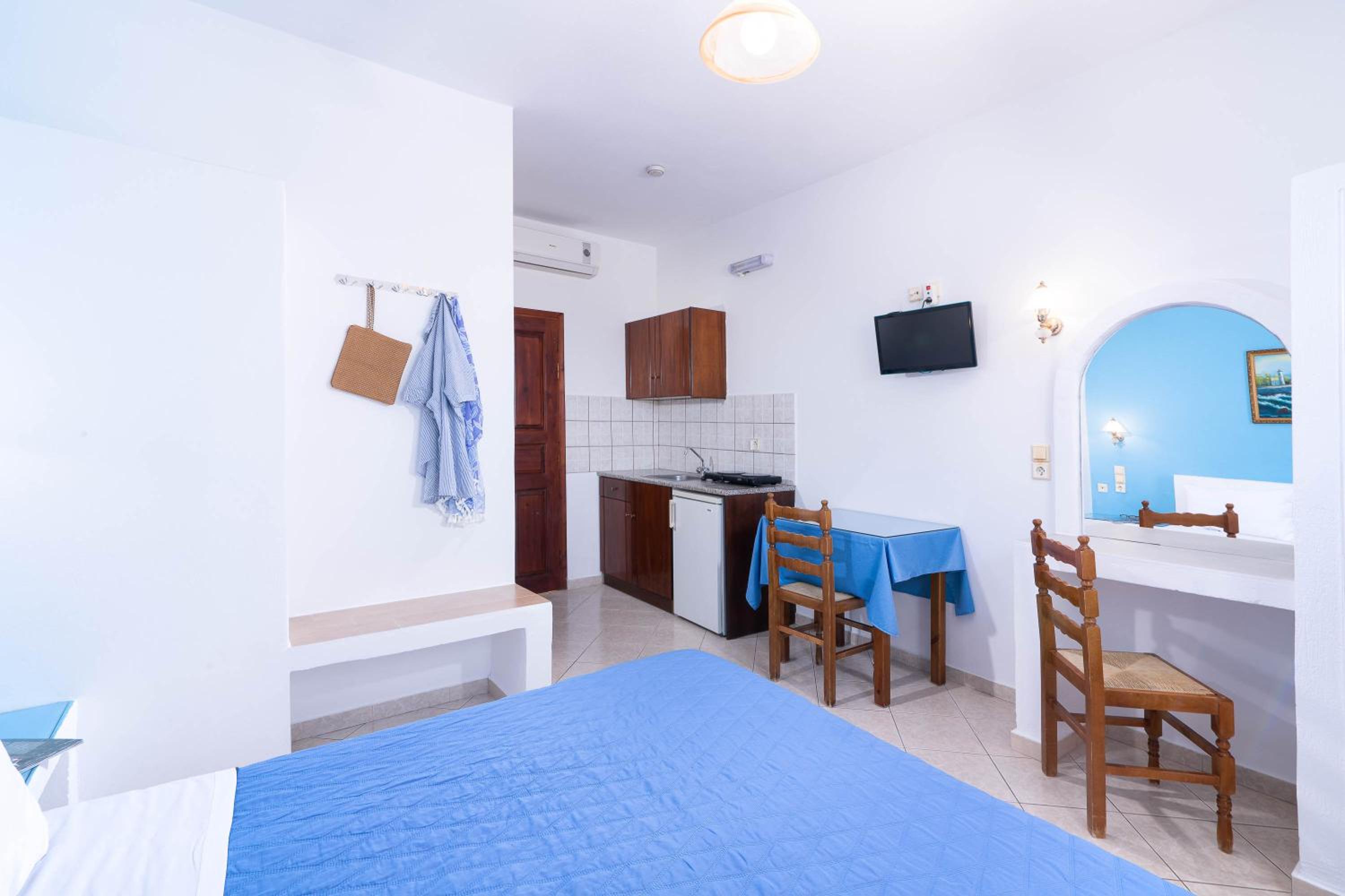 Superior Studio with Partial Sea View (2 adults) - Photo 3