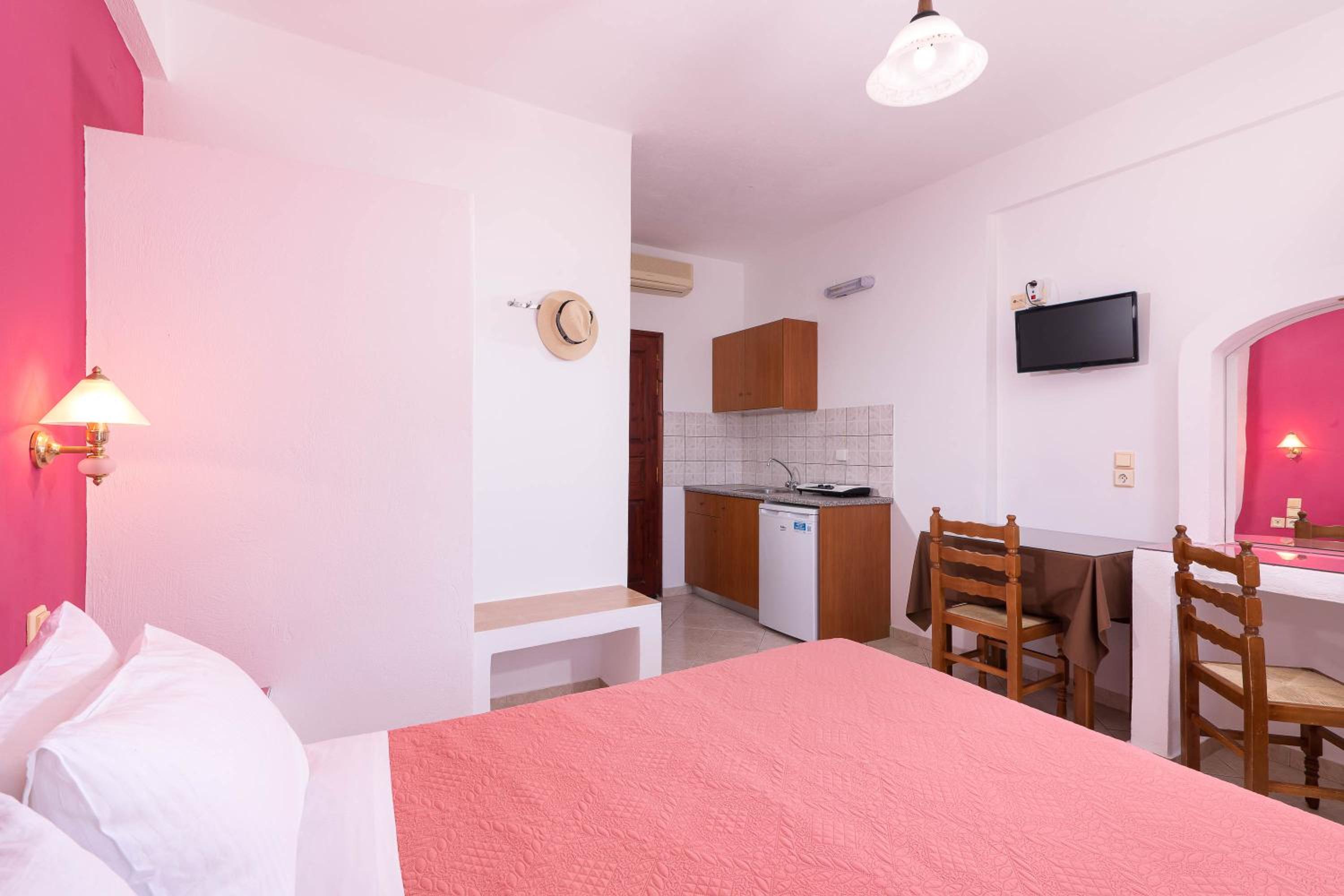 Superior Studio with Partial Sea View (2 adults) - Photo 18