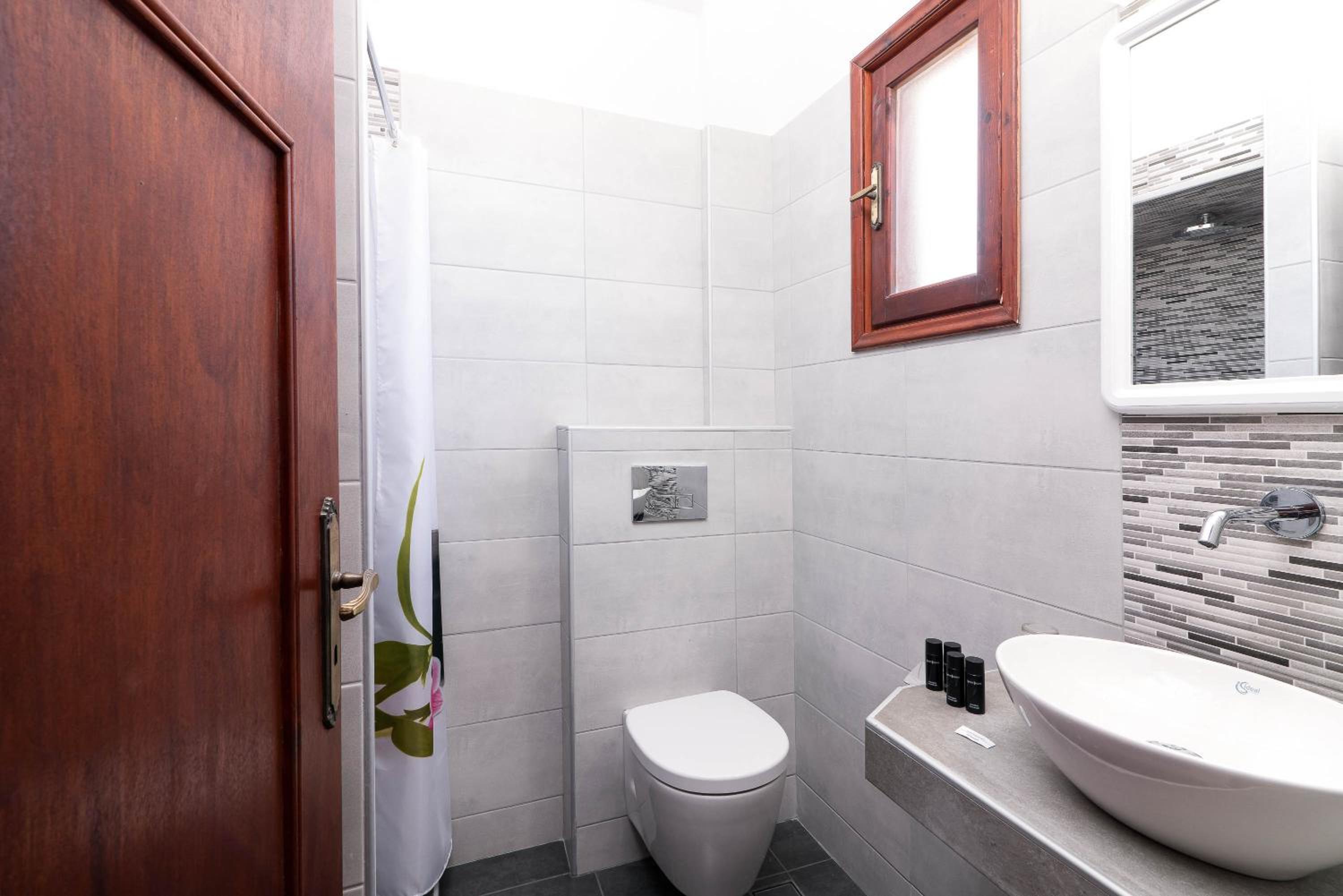 Superior Studio with Partial Sea View (2 adults) - Photo 7