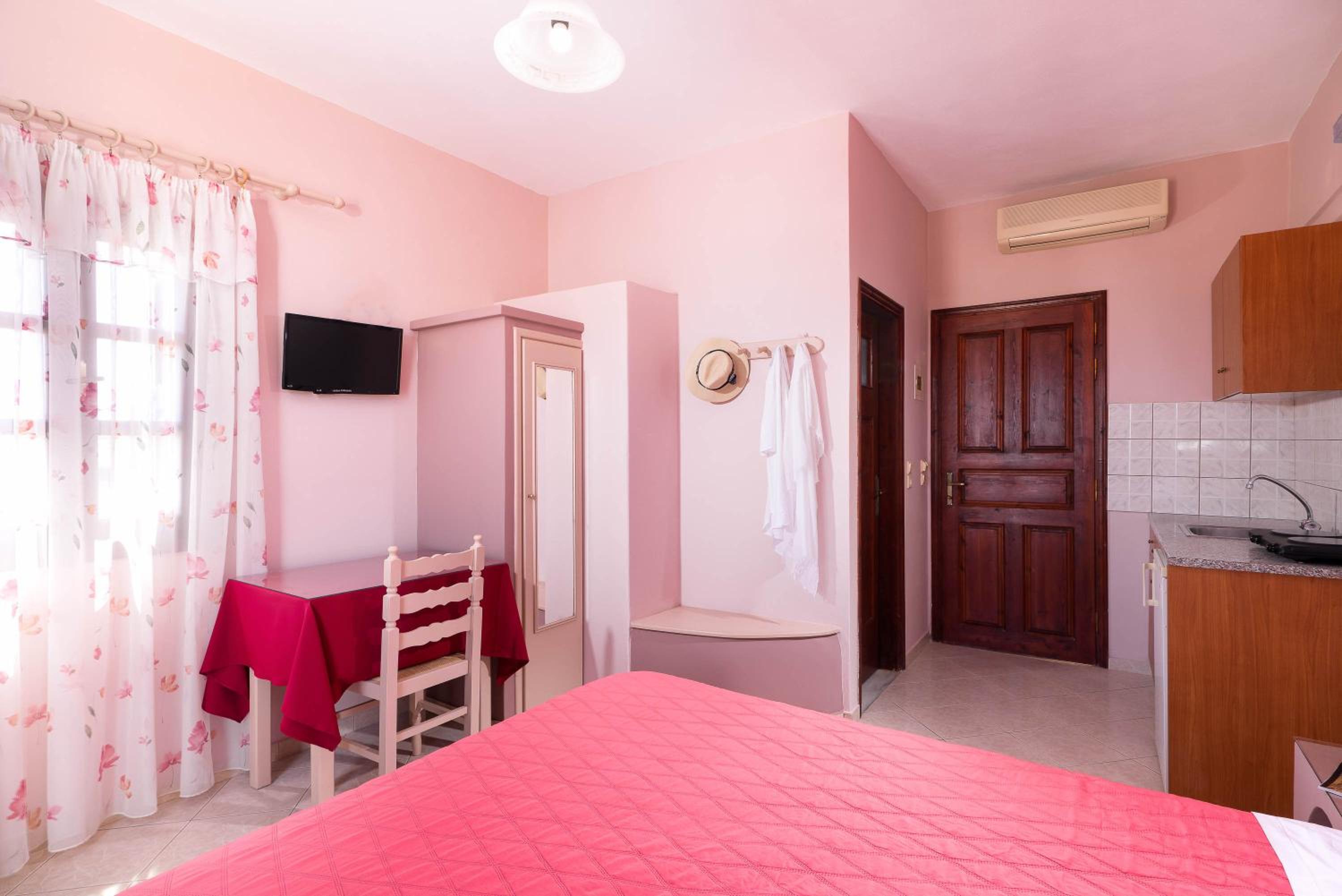 Superior Studio with Partial Sea View (2 adults) - Photo 12