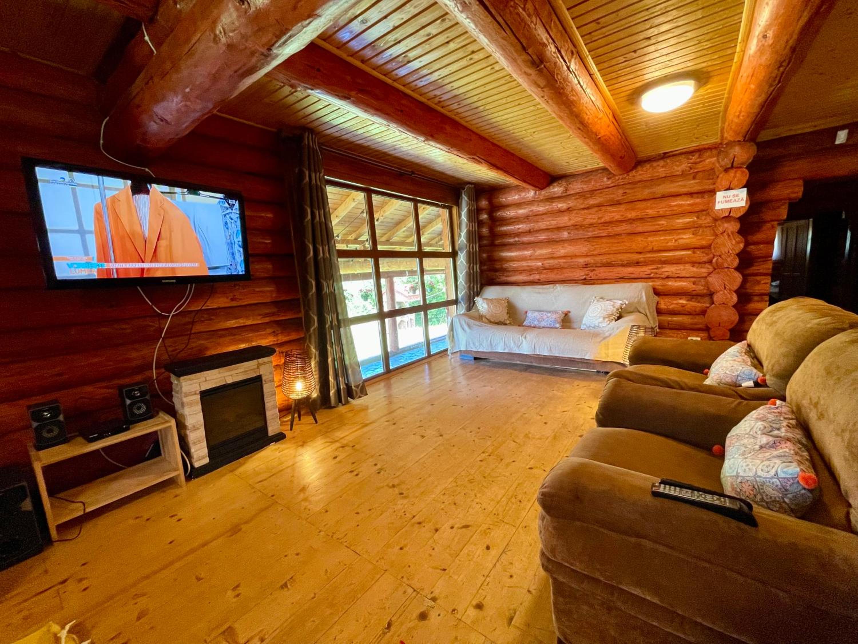 Eight-Bedroom House photo 1
