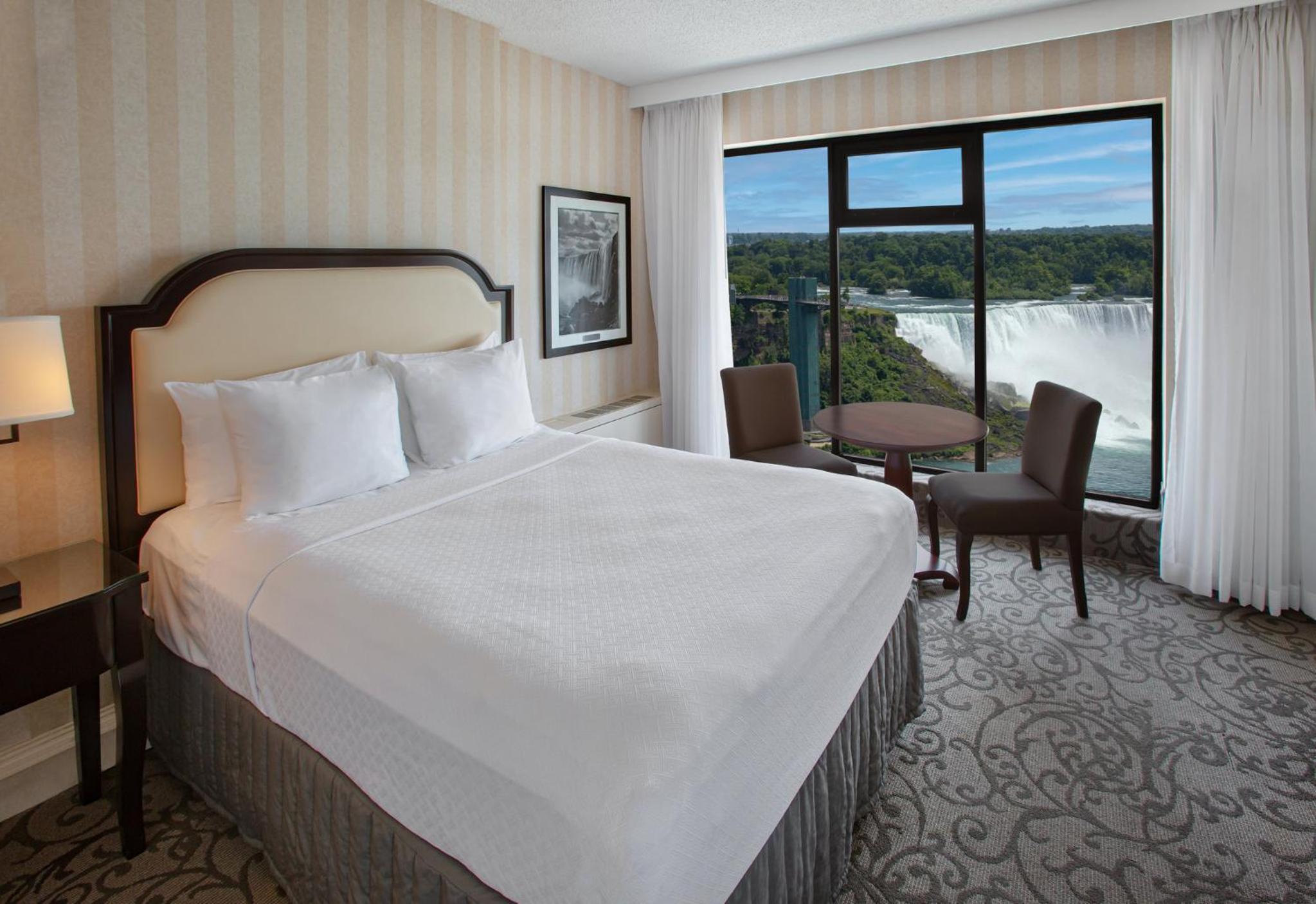 Standard Queen Room With Niagara Falls View