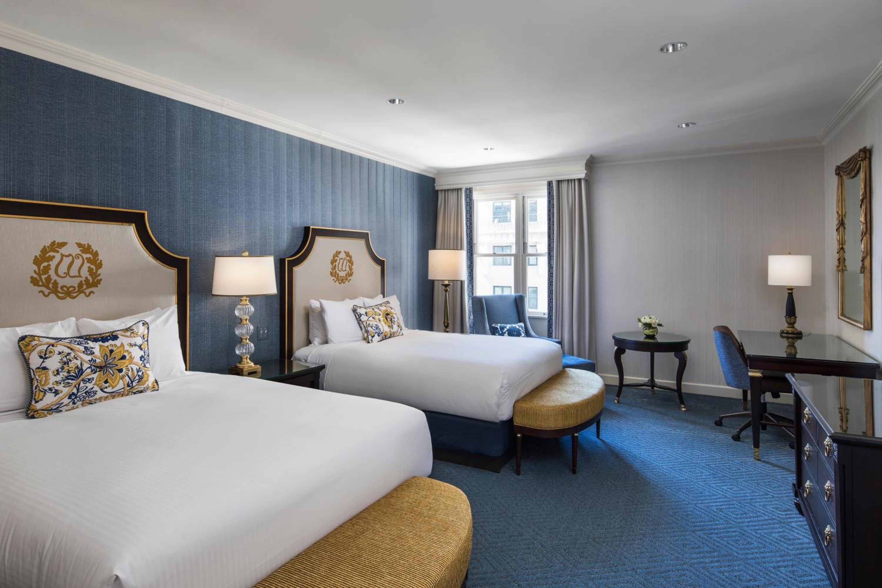 Oval Queen Suite Washington Monument View