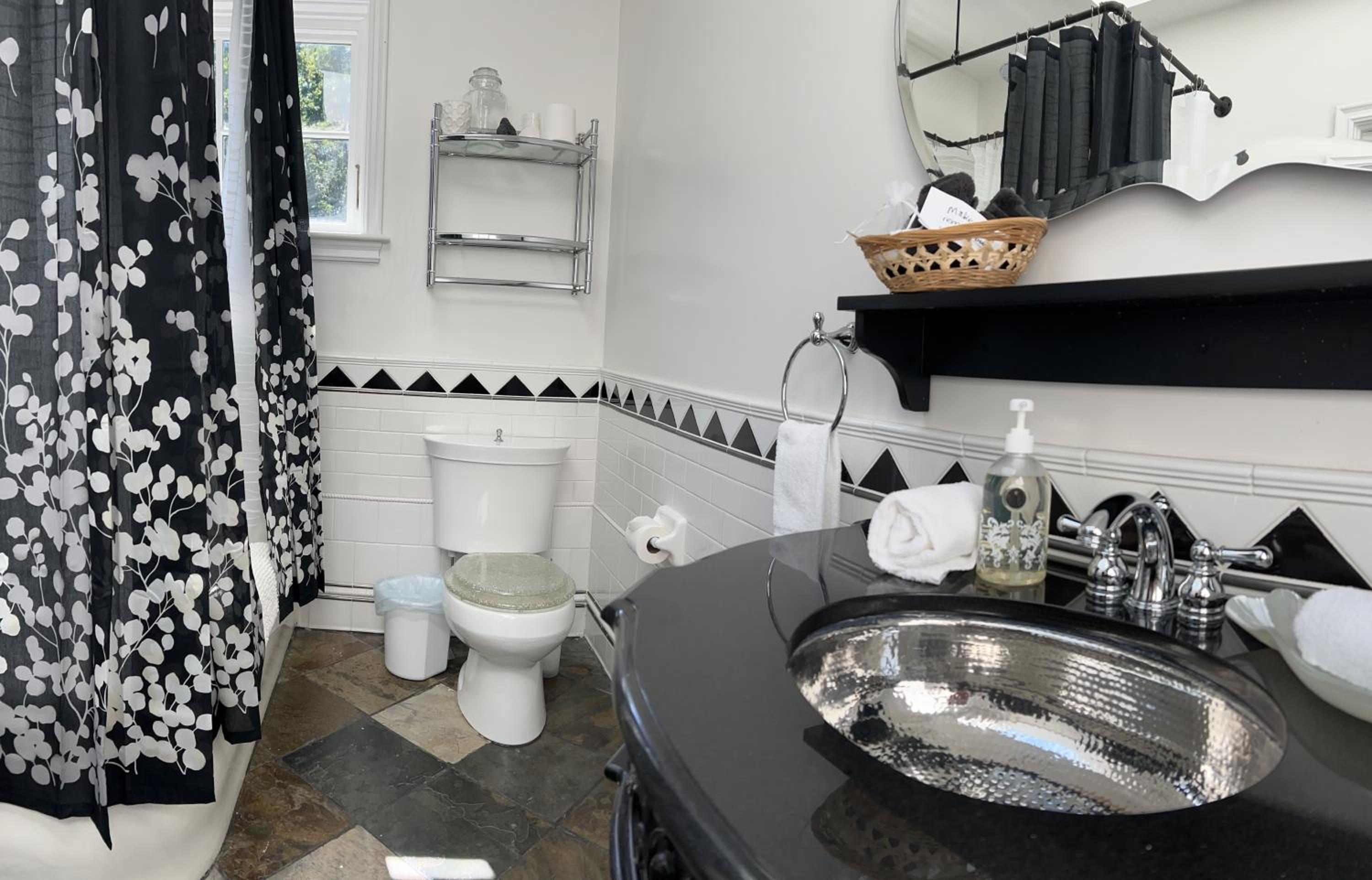 Deluxe King Suite photo 2