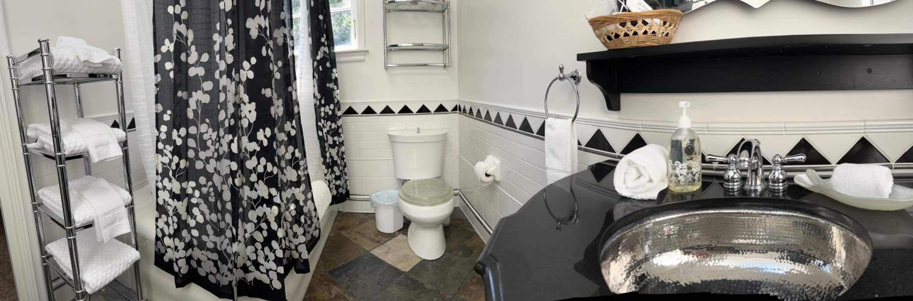 Deluxe King Suite photo 3