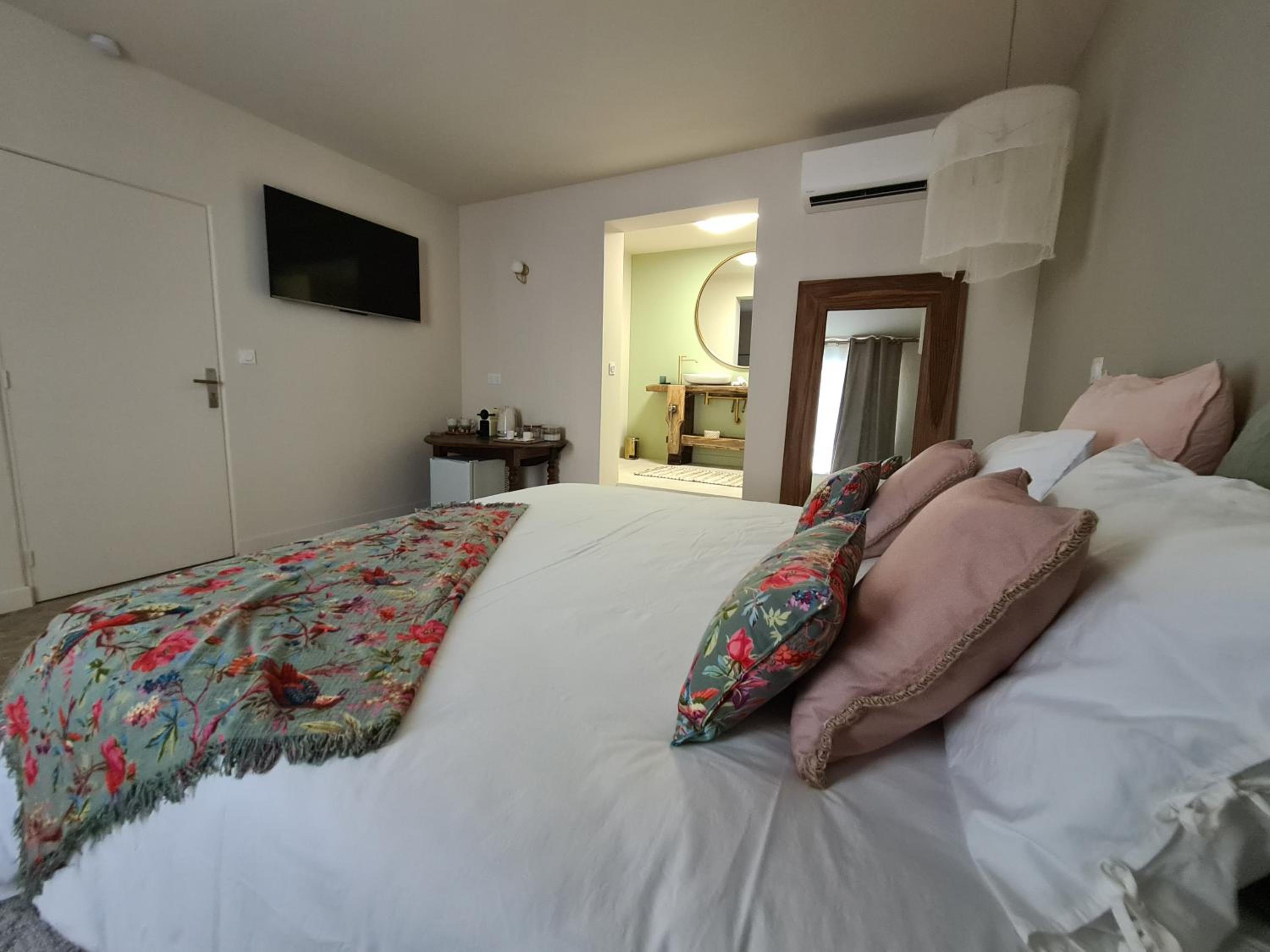 Superior King Suite - Photo 35