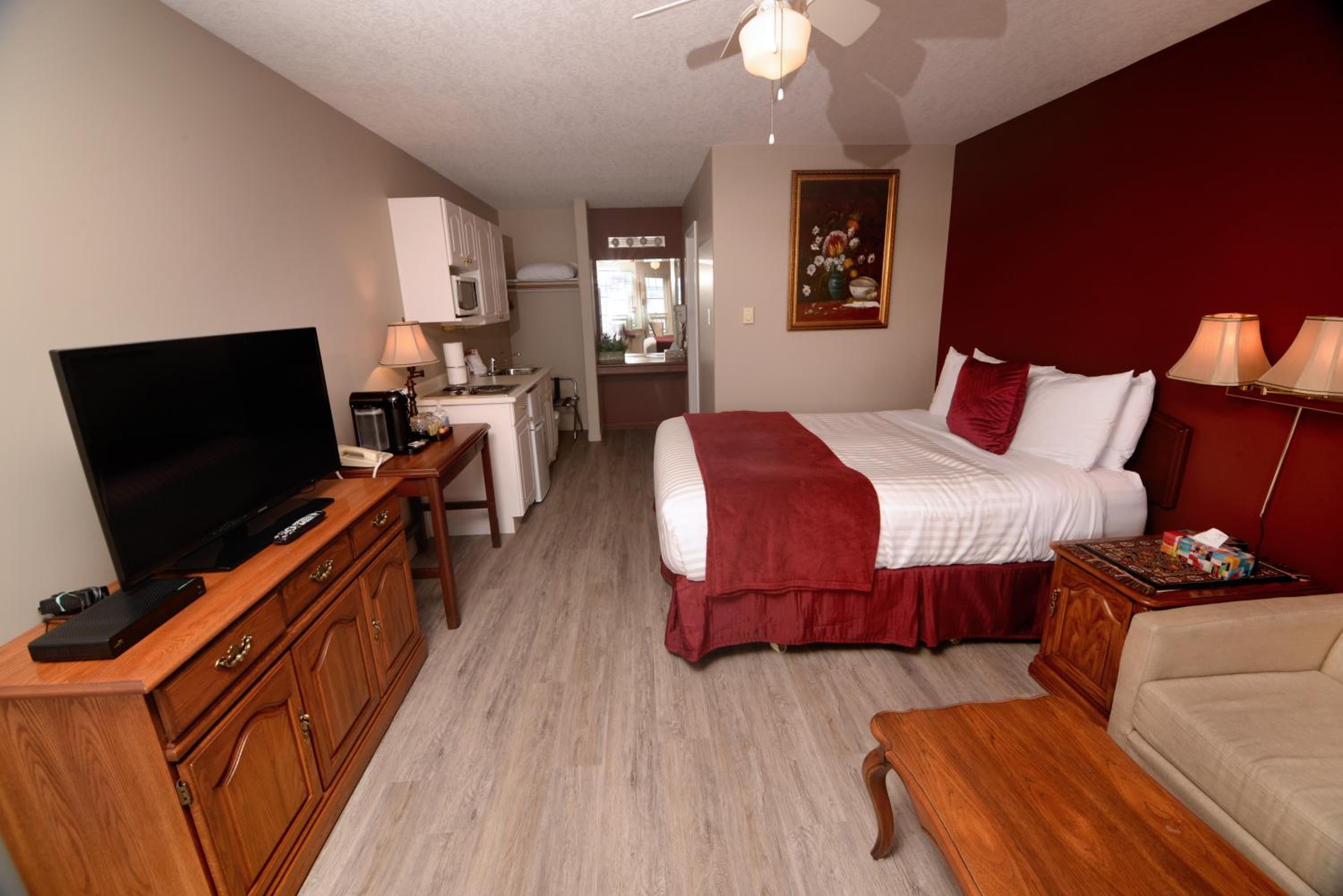 One Queen with Kitchenette and OCEAN VIEW photo 2