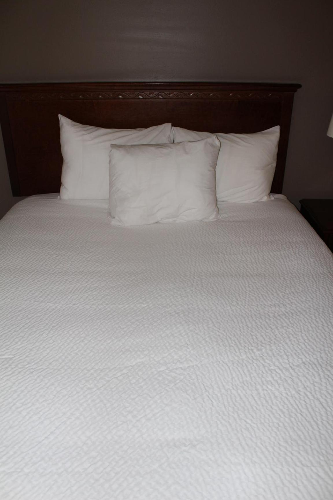 Queen Room with Two Queen Beds - Non-Smoking - Photo 7
