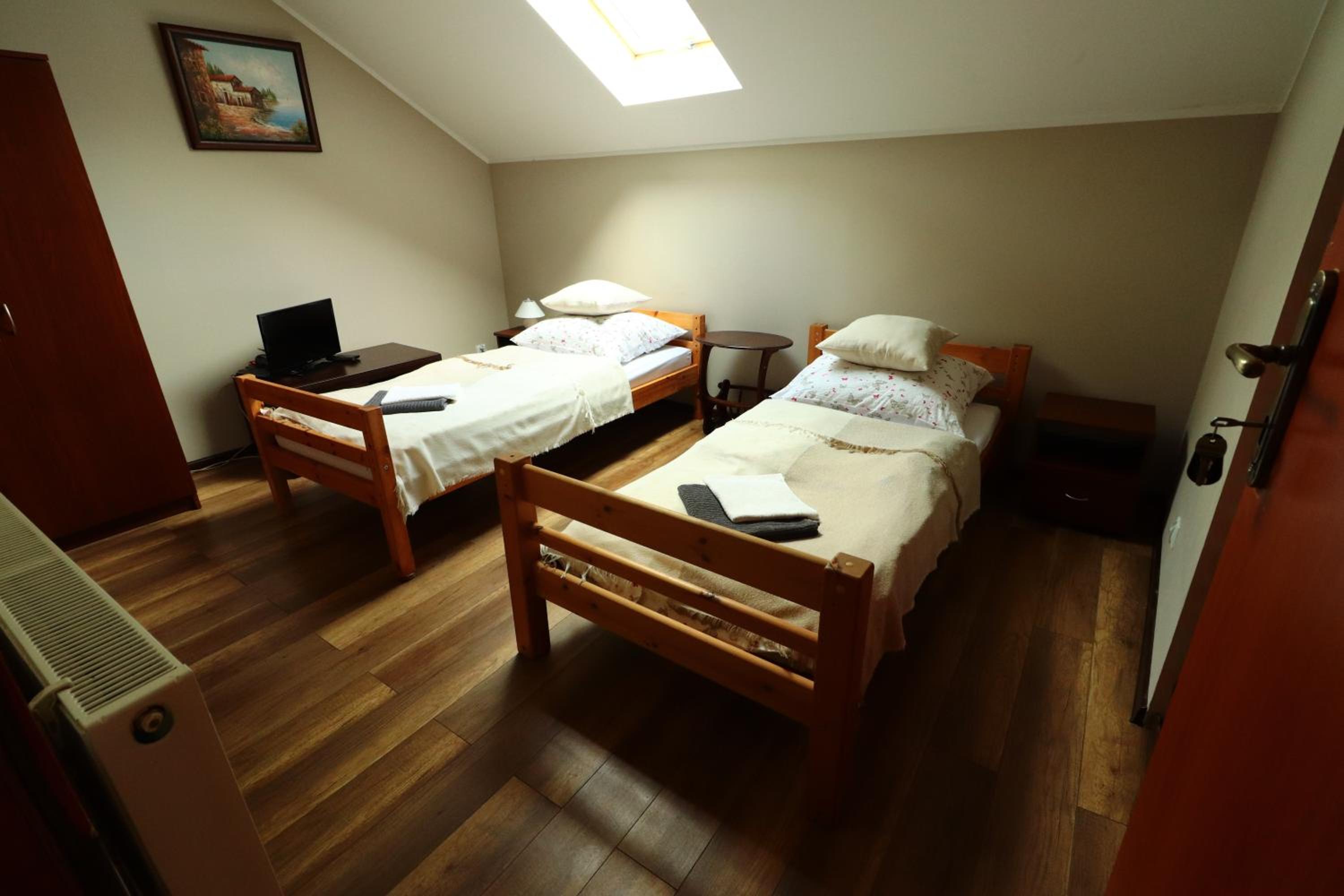 Double Room with Private Bathroom - Photo 2