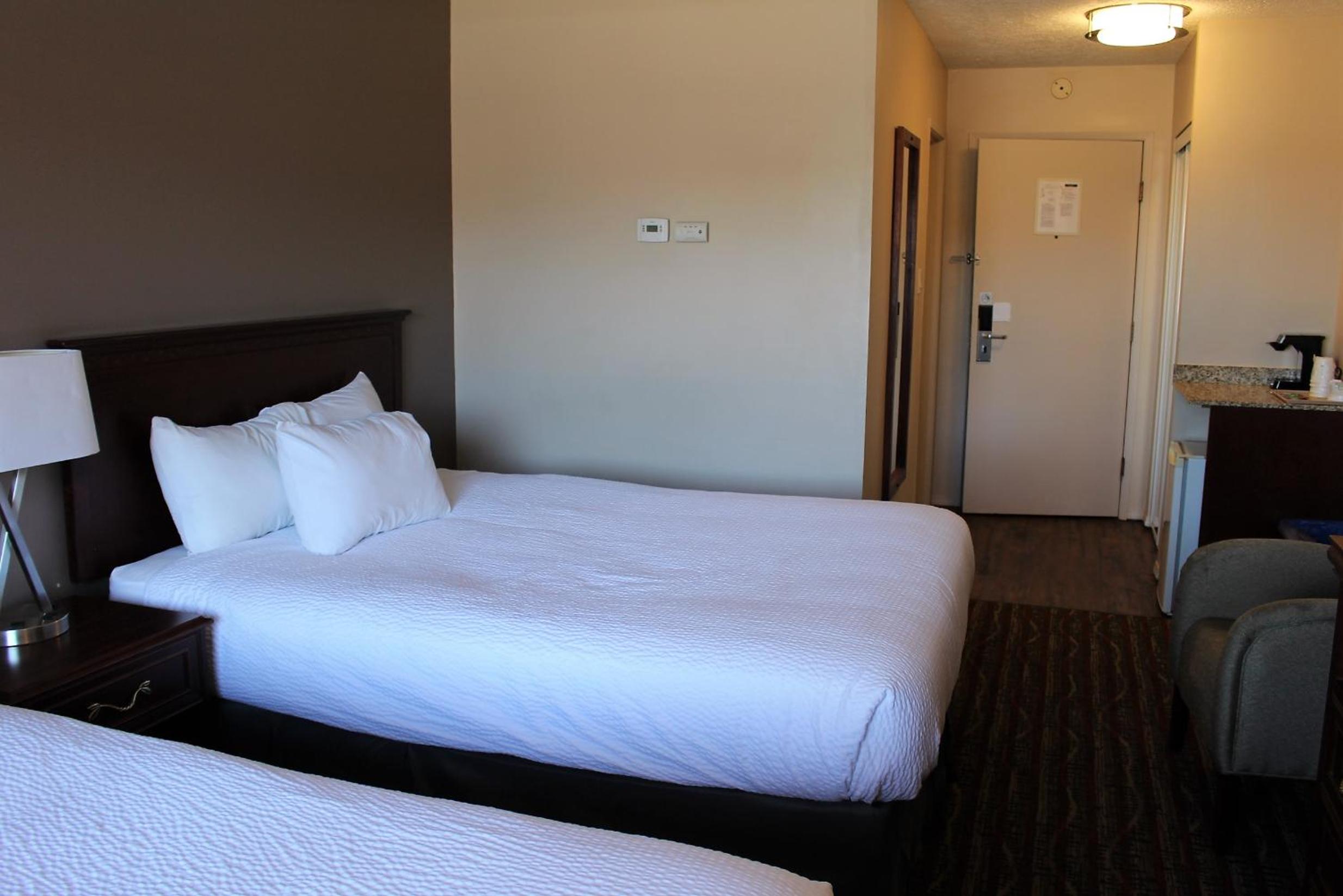 Queen Room with Two Queen Beds - Non-Smoking - Photo 2