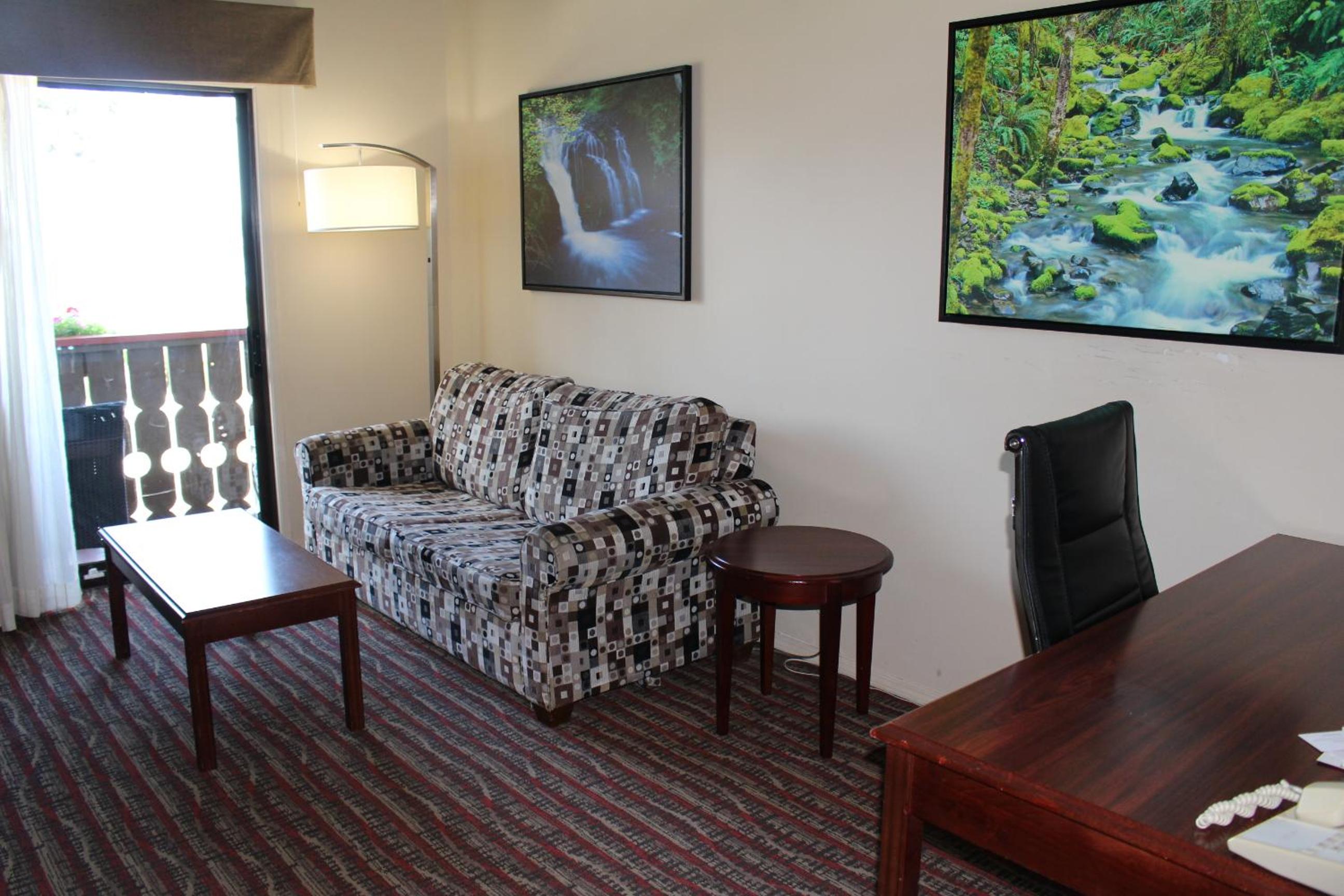 Queen StudioSuite with Two Queen Beds and Ocean View - Non-Smoking - Photo 2