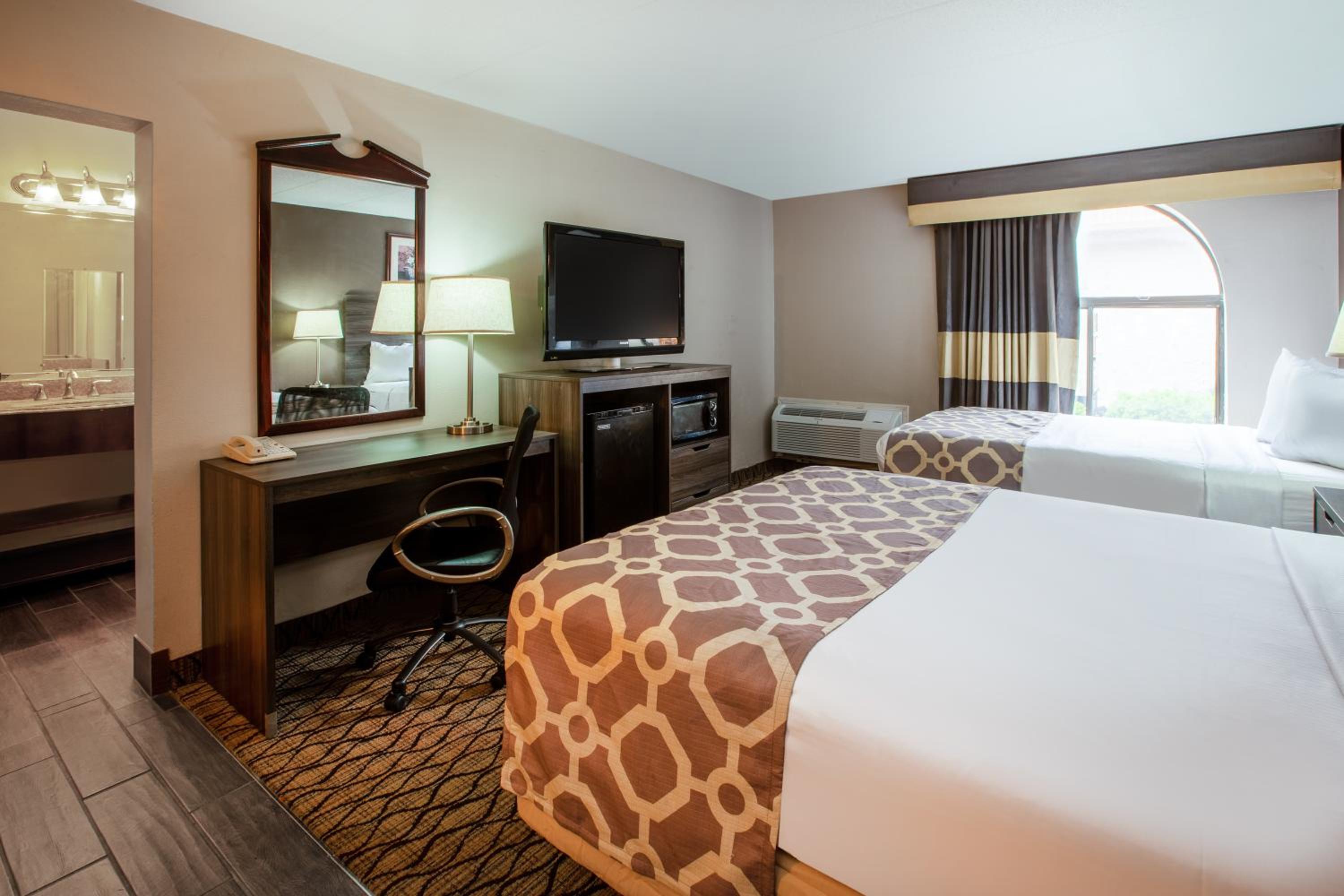 Queen Room with Two Queen Beds - Non-Smoking - Photo 5