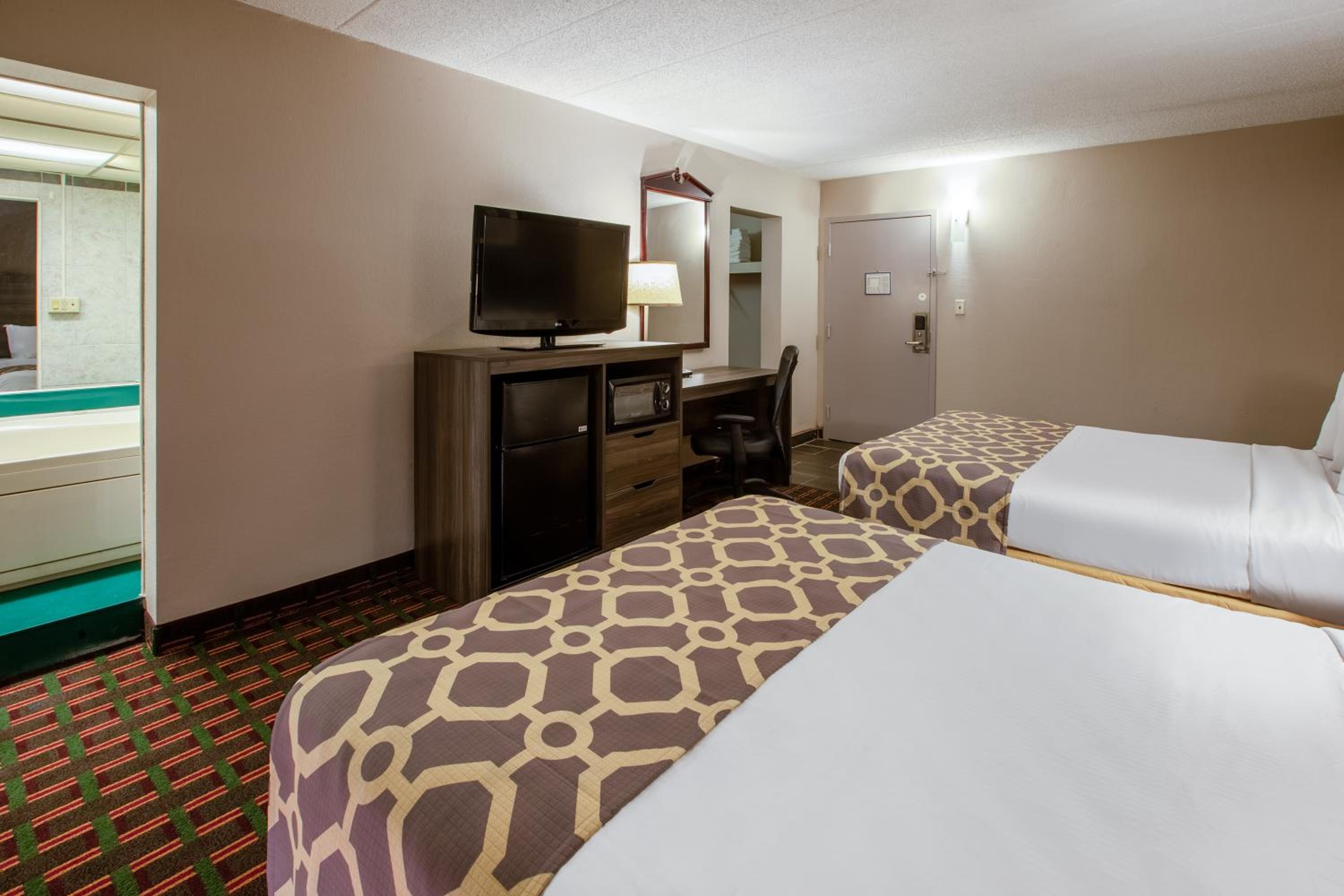 Queen Room with Two Queen Beds - Non-Smoking - Photo 7