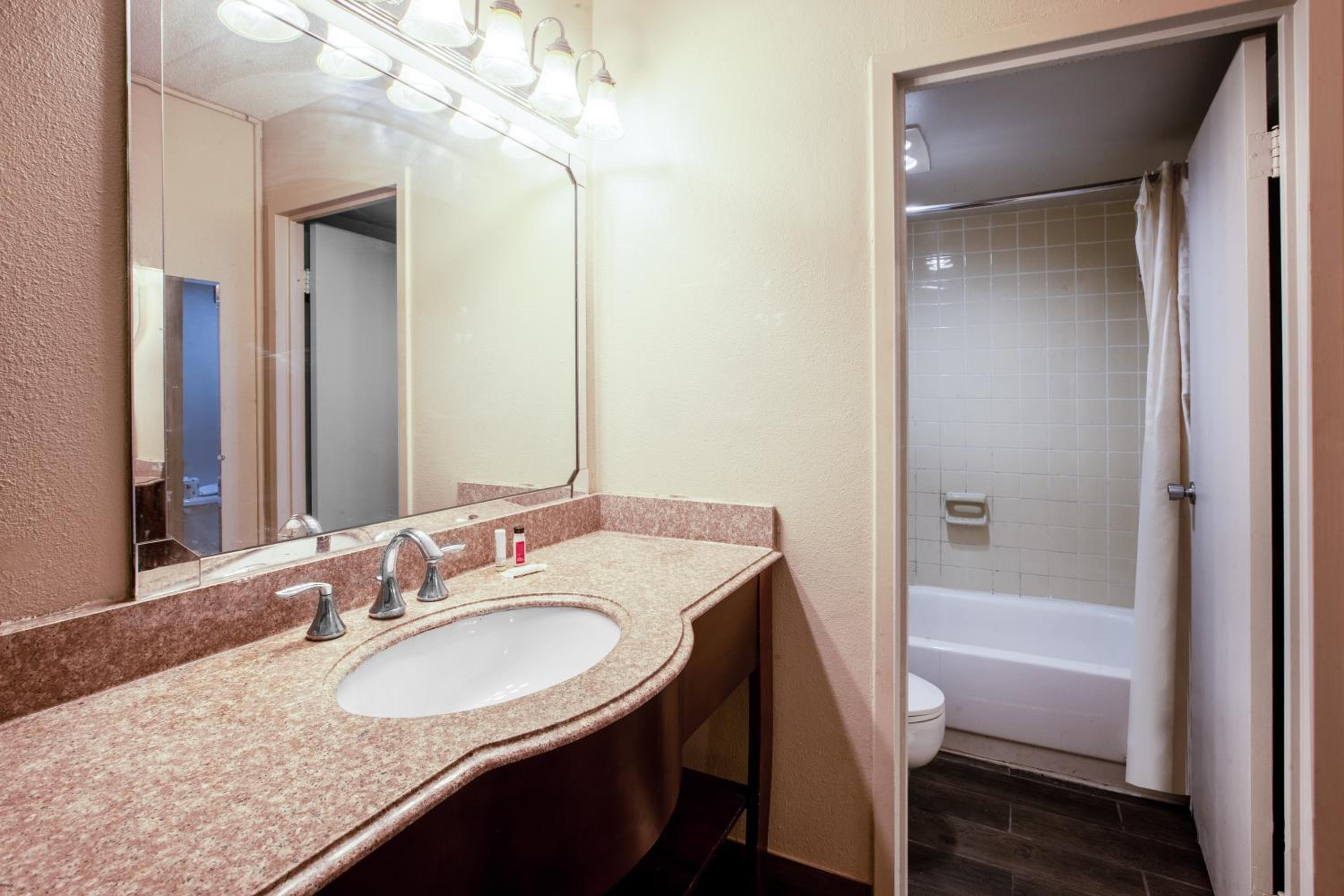 King Room - Non-Smoking - Photo 6