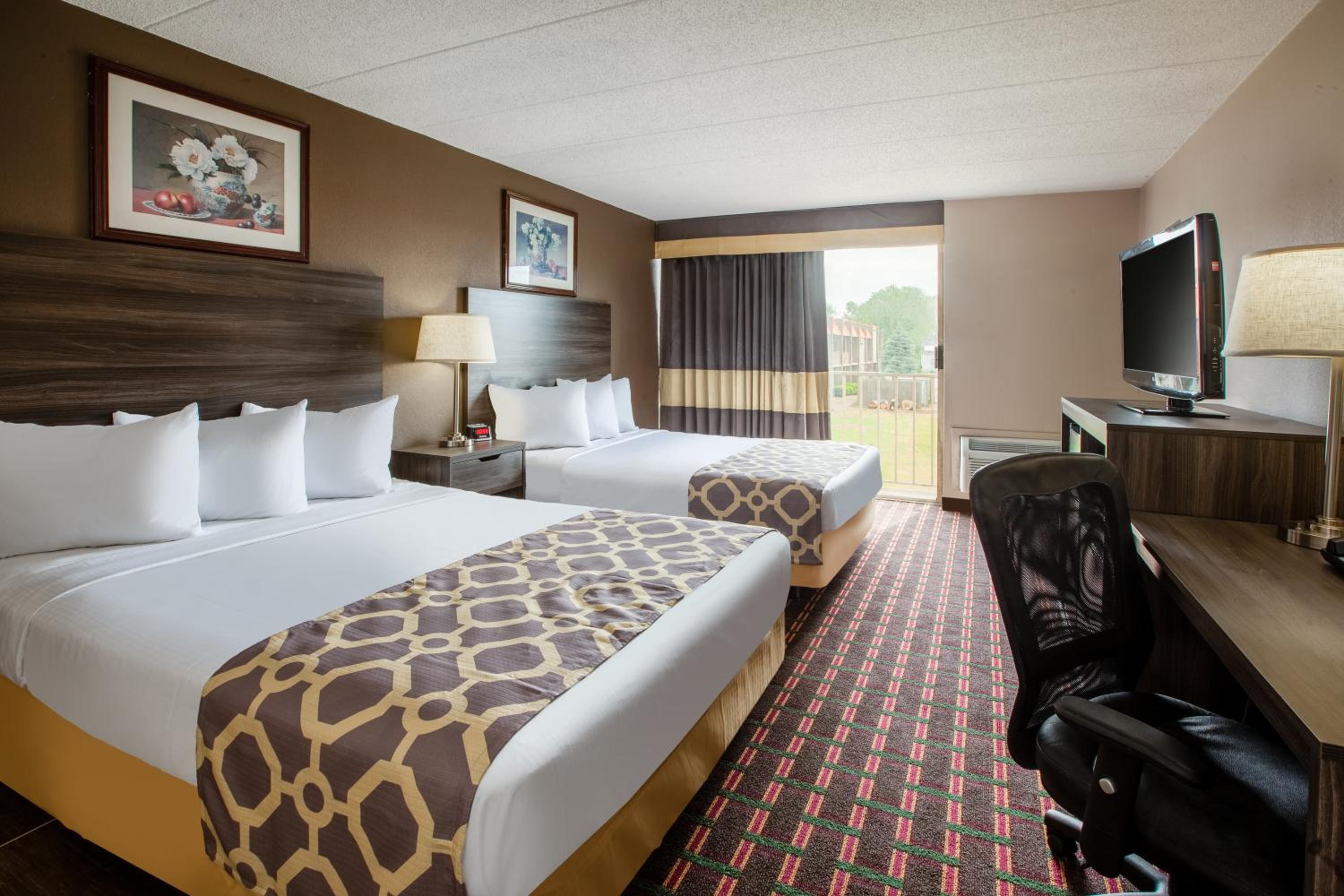 Queen Room with Two Queen Beds - Non-Smoking - Photo 6