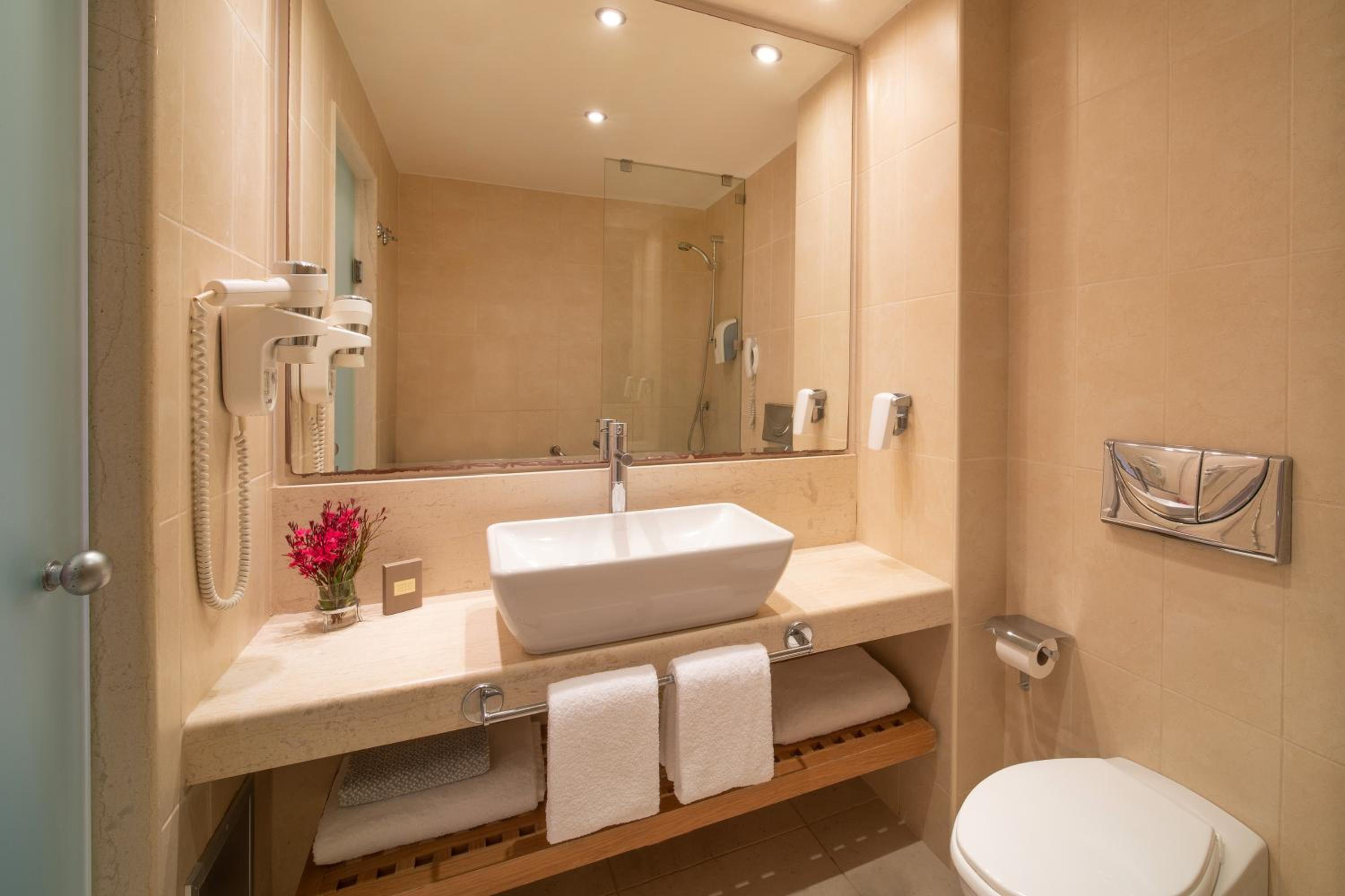 Double Room with Garden View thumbnail 5