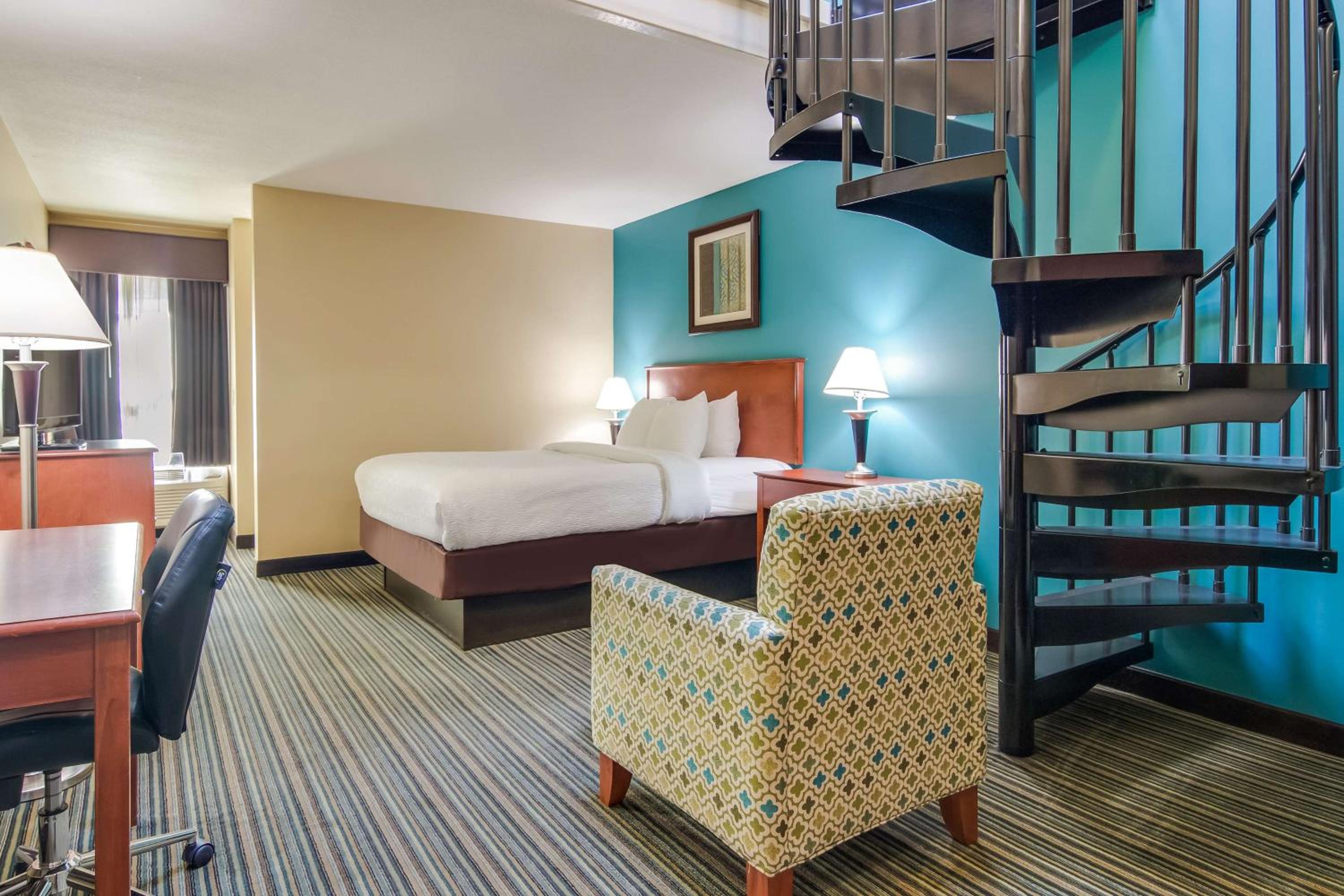 Queen Suite with Two Queen Beds - Loft - Photo 3